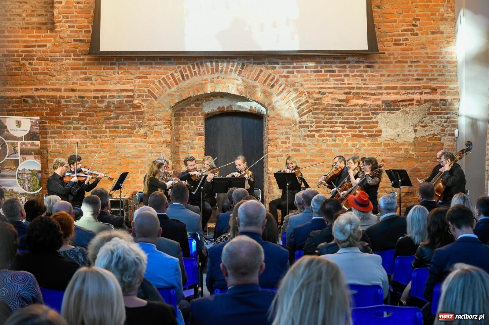 Zdjęcie w galerii na portalu naszraciborz.pl: Tworków. Zamkowa wozownia stała się małą filharmonią [FOTO i WIDEO] wiadomości z regionu