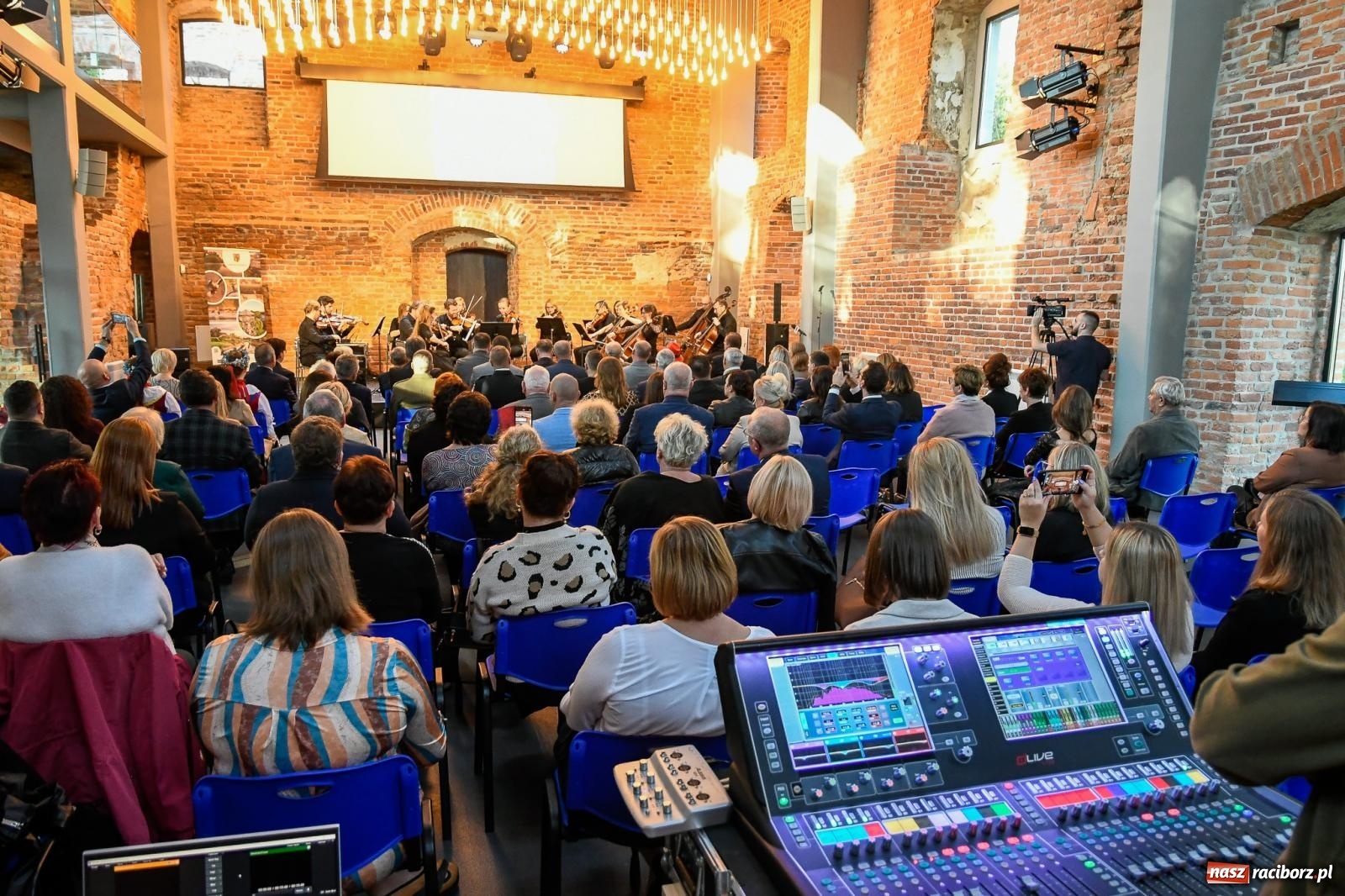 Zdjęcie w galerii na portalu naszraciborz.pl: Tworków. Zamkowa wozownia stała się małą filharmonią [FOTO i WIDEO] wiadomości z regionu