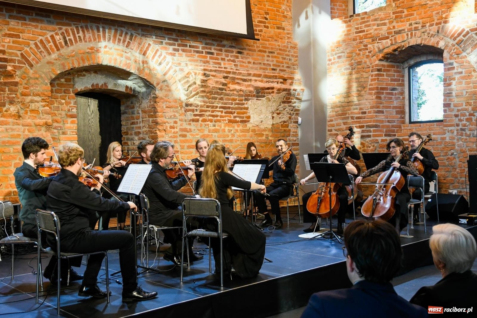 Zdjęcie w galerii na portalu naszraciborz.pl: Tworków. Zamkowa wozownia stała się małą filharmonią [FOTO i WIDEO] wiadomości z regionu