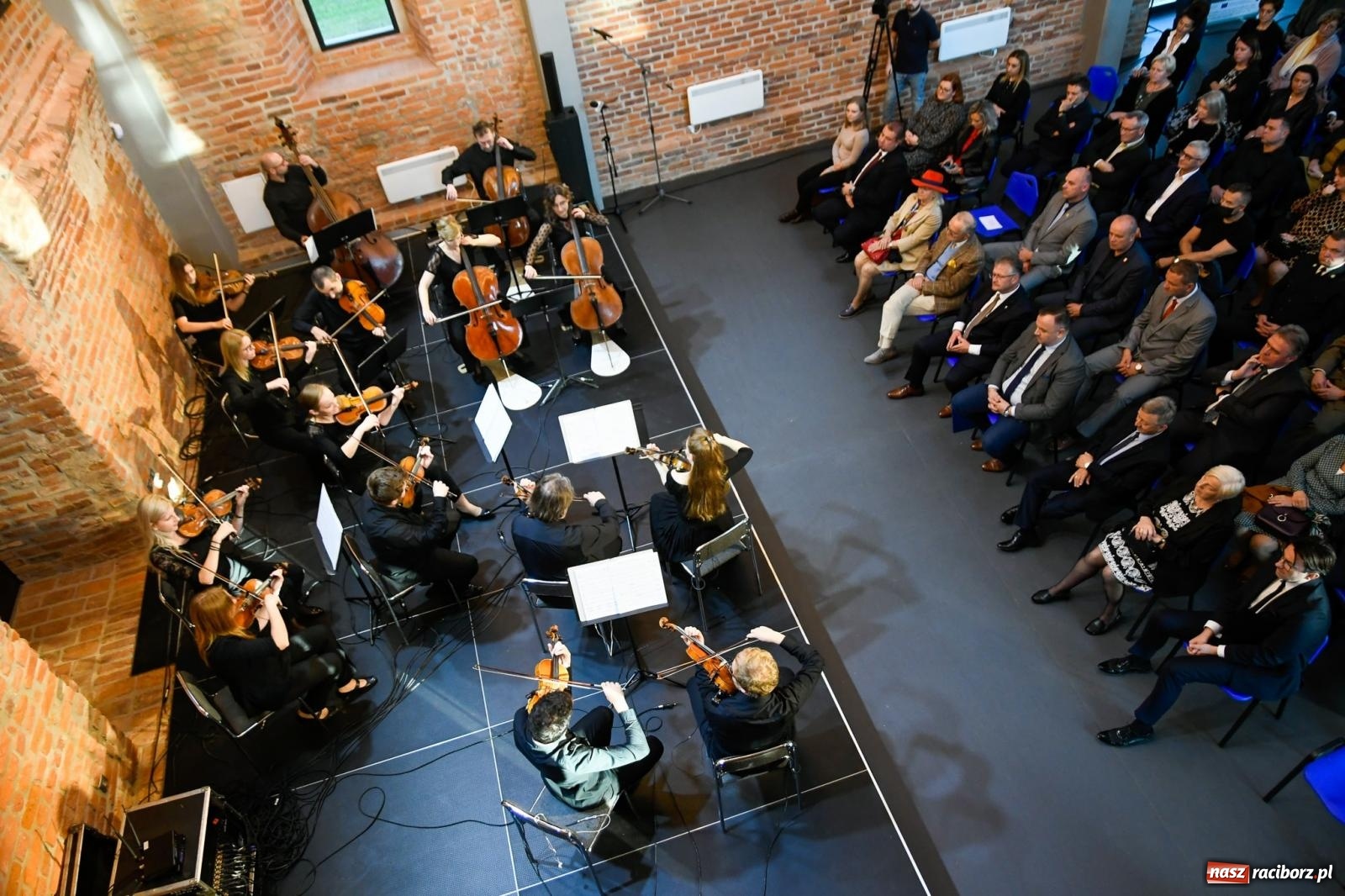 Zdjęcie w galerii na portalu naszraciborz.pl: Tworków. Zamkowa wozownia stała się małą filharmonią [FOTO i WIDEO] wiadomości z regionu