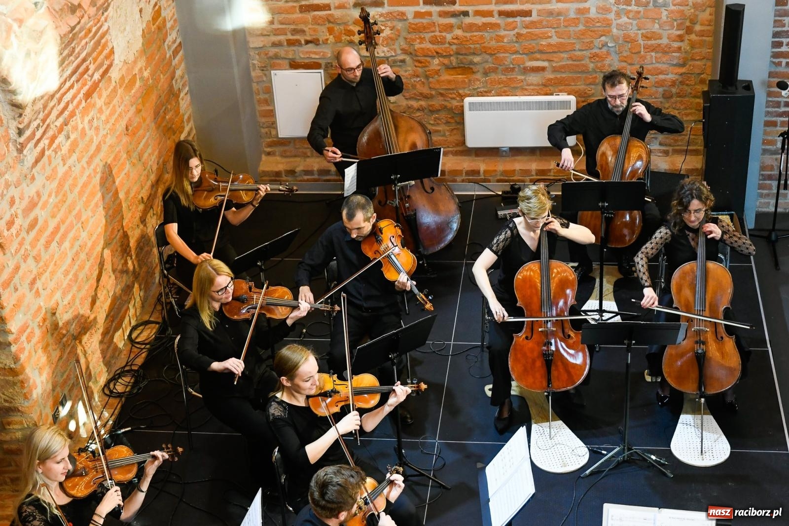 Zdjęcie w galerii na portalu naszraciborz.pl: Tworków. Zamkowa wozownia stała się małą filharmonią [FOTO i WIDEO] wiadomości z regionu