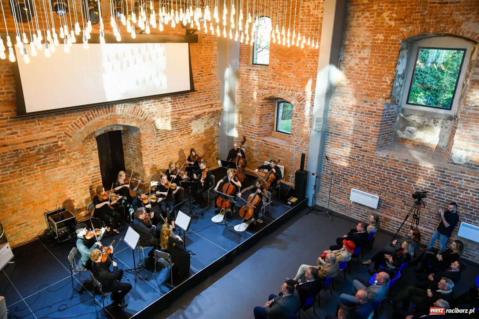 Zdjęcie w galerii na portalu naszraciborz.pl: Tworków. Zamkowa wozownia stała się małą filharmonią [FOTO i WIDEO] wiadomości z regionu