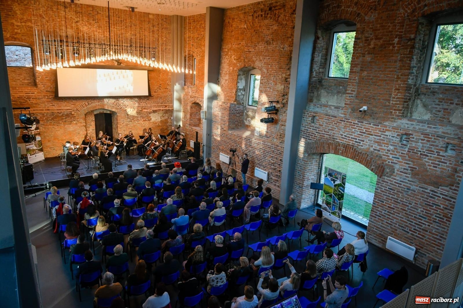 Zdjęcie w galerii na portalu naszraciborz.pl: Tworków. Zamkowa wozownia stała się małą filharmonią [FOTO i WIDEO] wiadomości z regionu