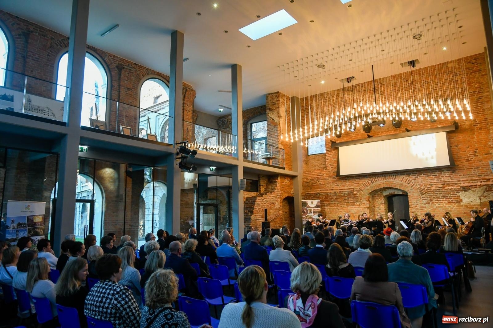Zdjęcie w galerii na portalu naszraciborz.pl: Tworków. Zamkowa wozownia stała się małą filharmonią [FOTO i WIDEO] wiadomości z regionu