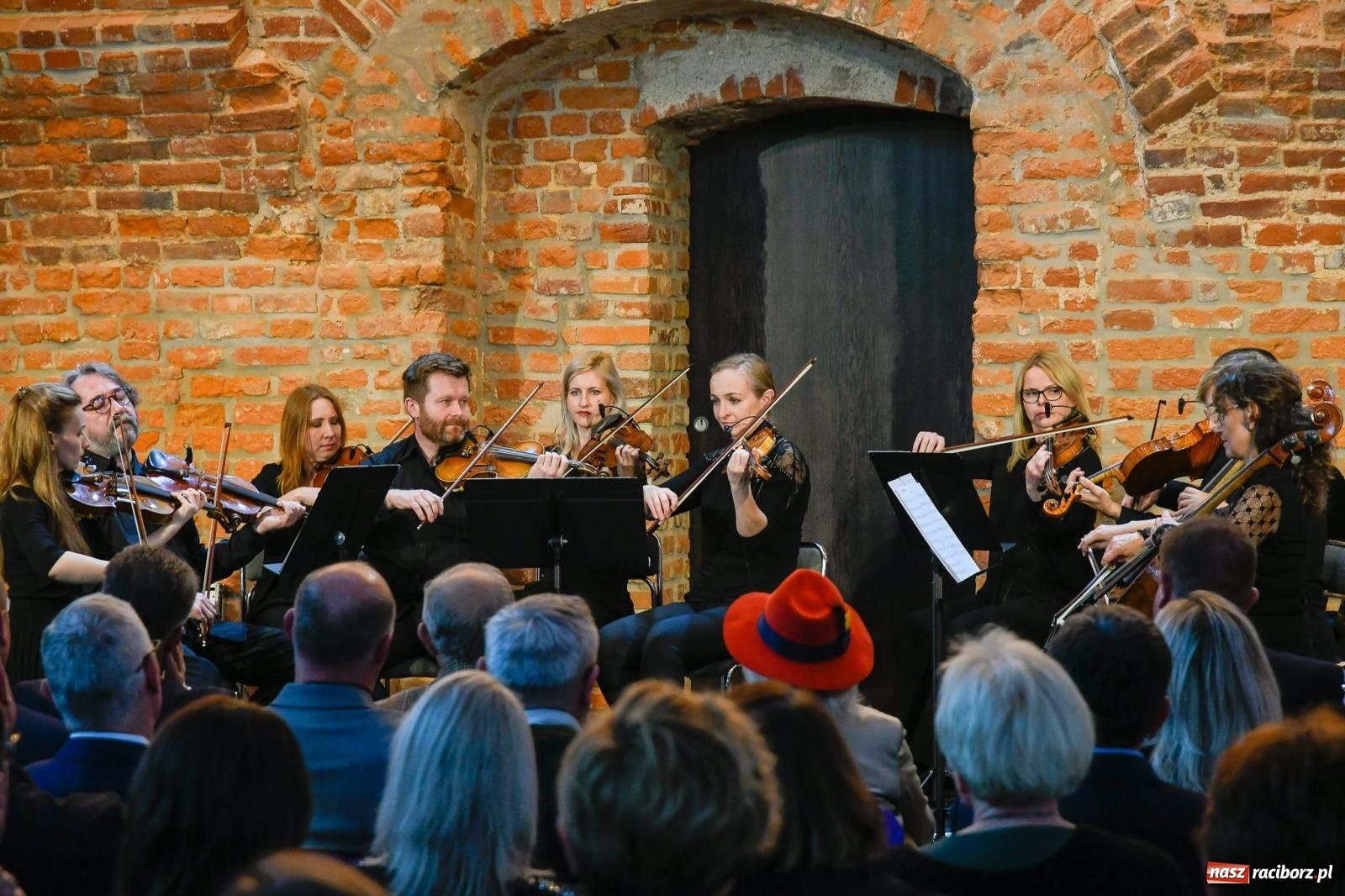 Zdjęcie w galerii na portalu naszraciborz.pl: Tworków. Zamkowa wozownia stała się małą filharmonią [FOTO i WIDEO] wiadomości z regionu