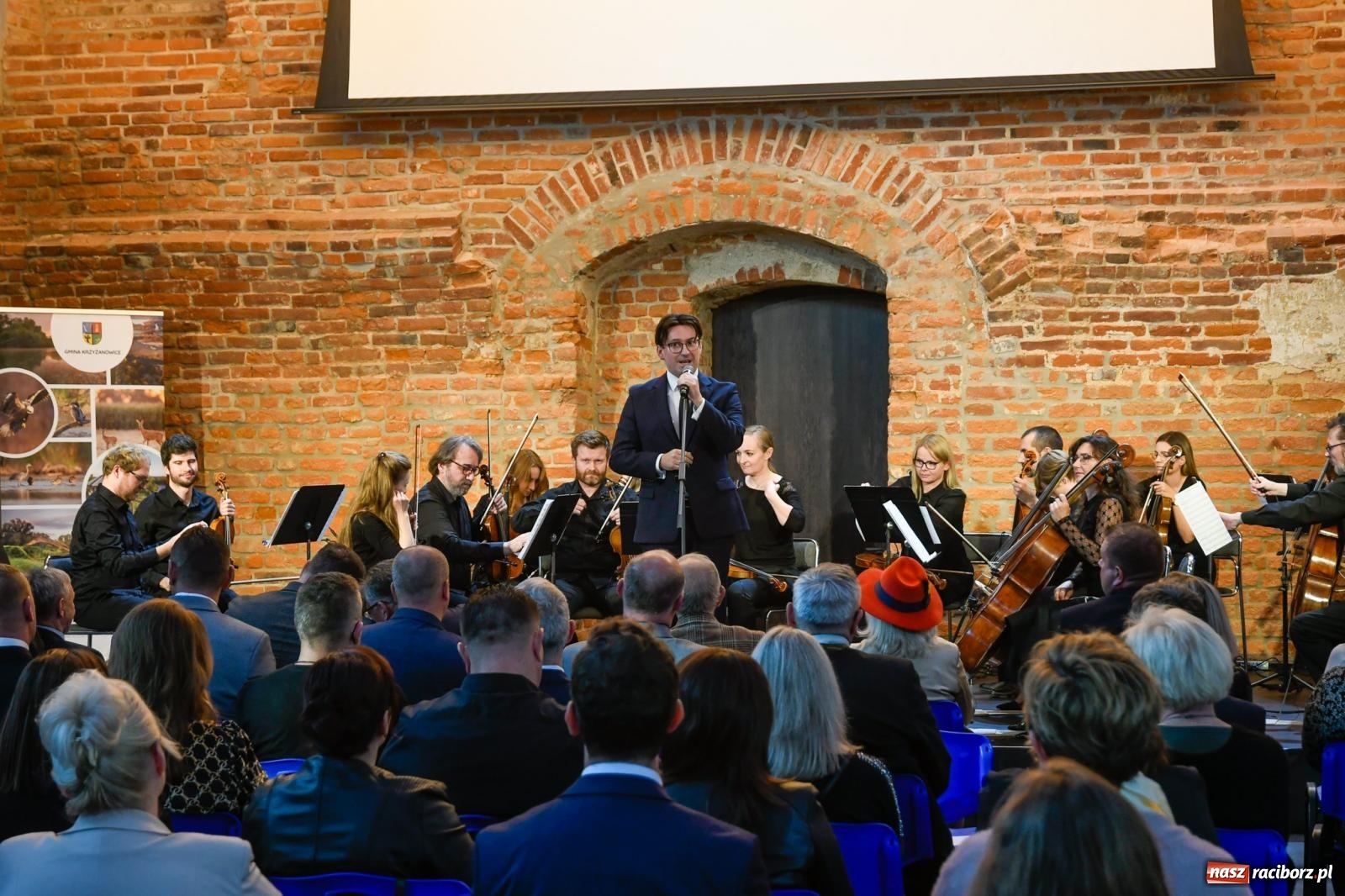 Zdjęcie w galerii na portalu naszraciborz.pl: Tworków. Zamkowa wozownia stała się małą filharmonią [FOTO i WIDEO] wiadomości z regionu
