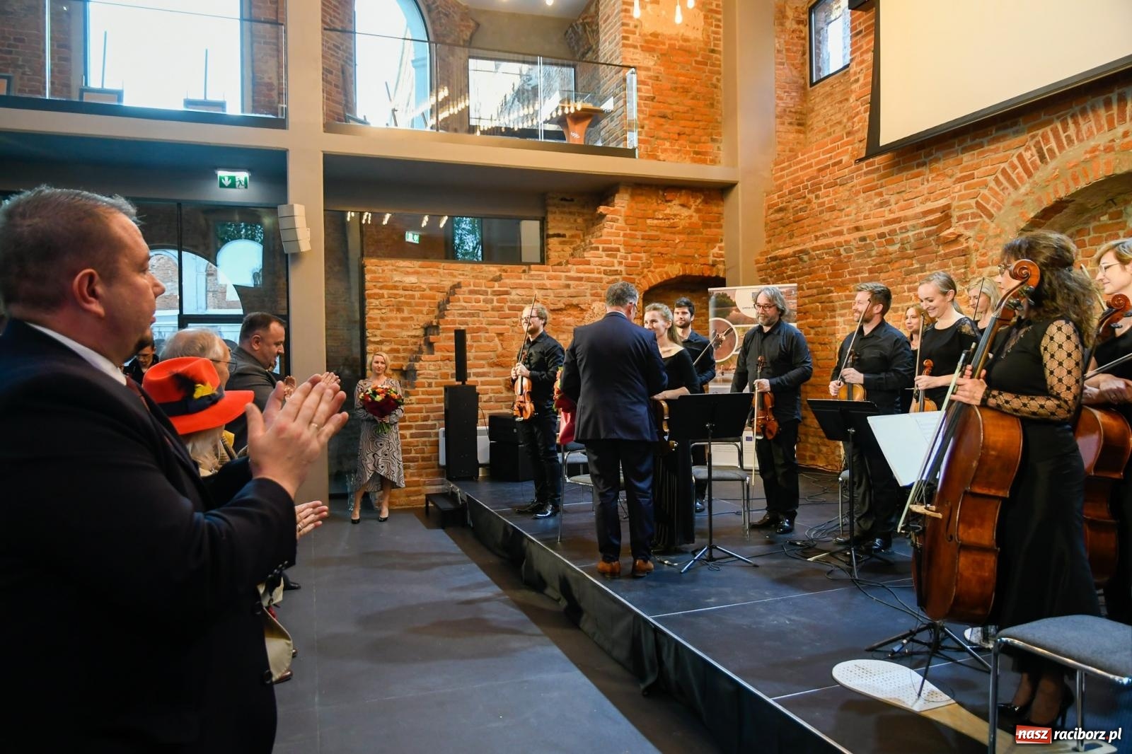 Zdjęcie w galerii na portalu naszraciborz.pl: Tworków. Zamkowa wozownia stała się małą filharmonią [FOTO i WIDEO] wiadomości z regionu