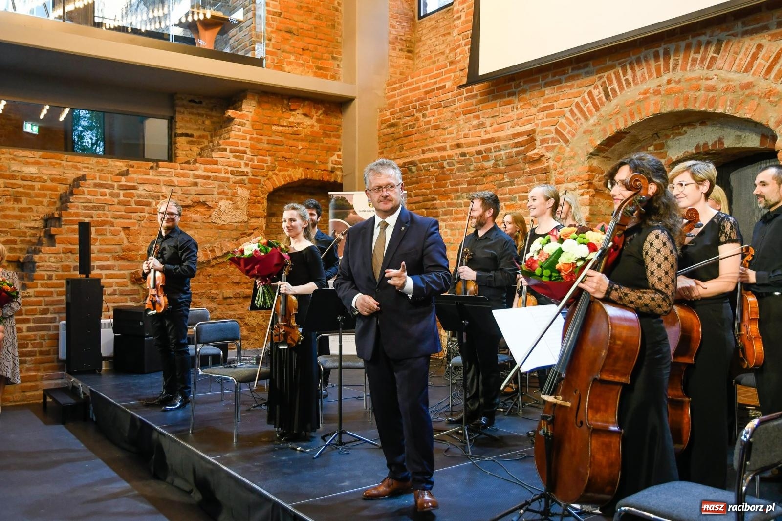 Zdjęcie w galerii na portalu naszraciborz.pl: Tworków. Zamkowa wozownia stała się małą filharmonią [FOTO i WIDEO] wiadomości z regionu