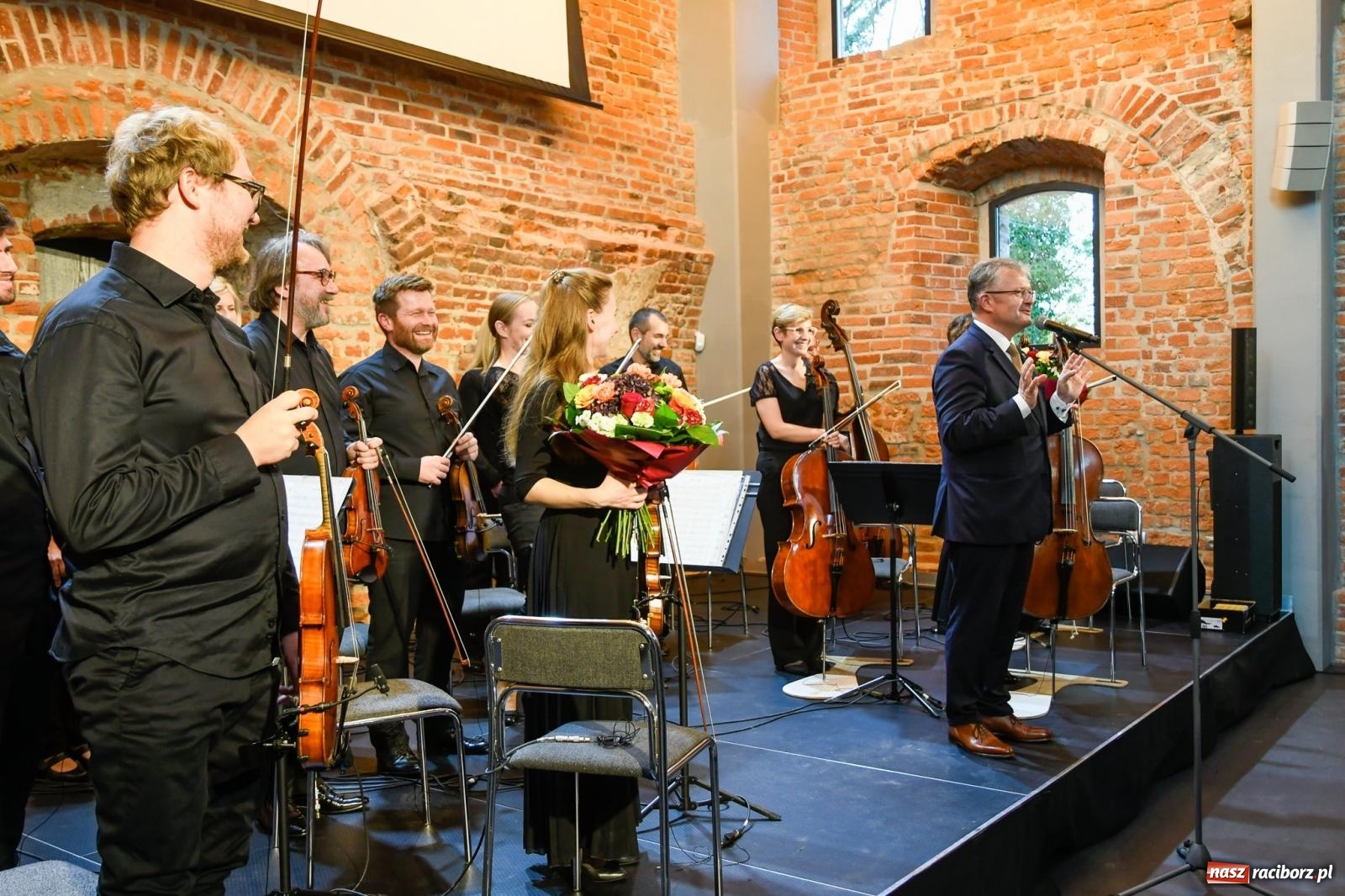 Zdjęcie w galerii na portalu naszraciborz.pl: Tworków. Zamkowa wozownia stała się małą filharmonią [FOTO i WIDEO] wiadomości z regionu