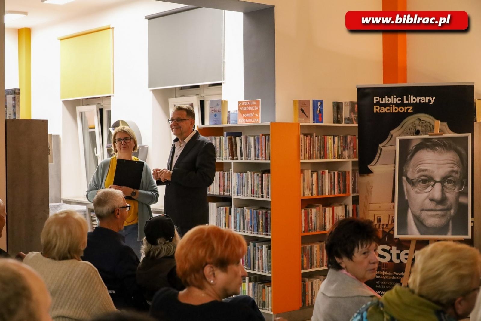 Zdjęcie w galerii na portalu naszraciborz.pl: Odkrywanie osobowości i twórczości Zbigniewa Woźniaka w Bibliotece wiadomości z regionu