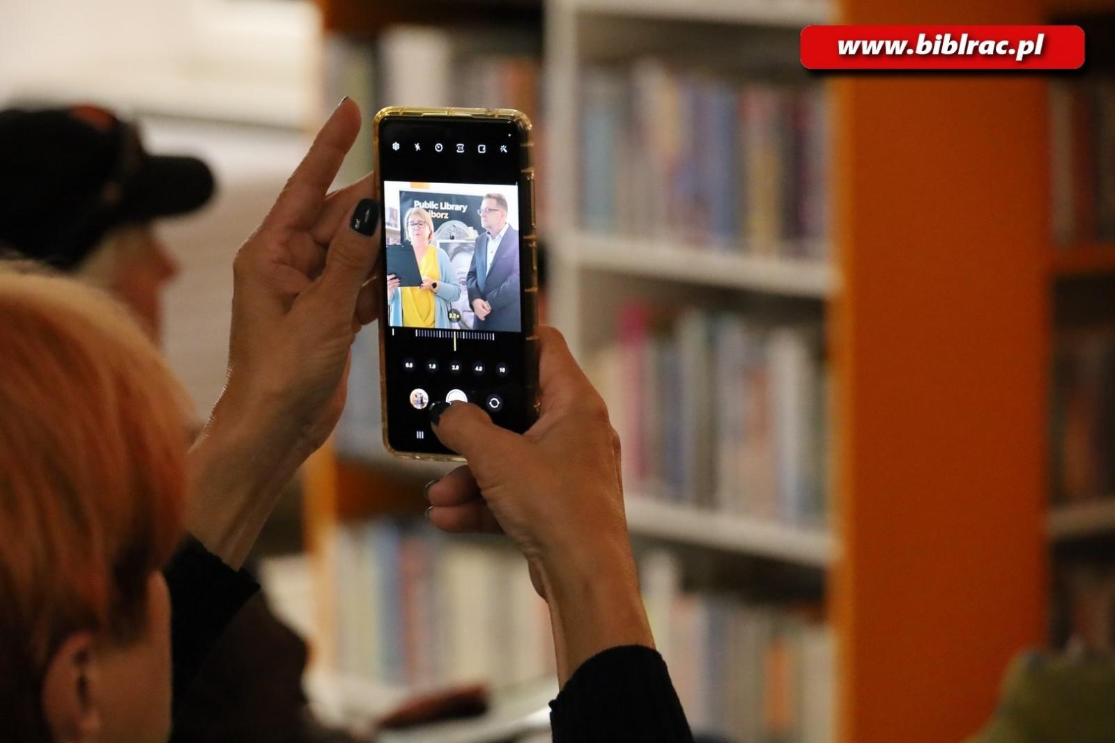 Zdjęcie w galerii na portalu naszraciborz.pl: Odkrywanie osobowości i twórczości Zbigniewa Woźniaka w Bibliotece wiadomości z regionu