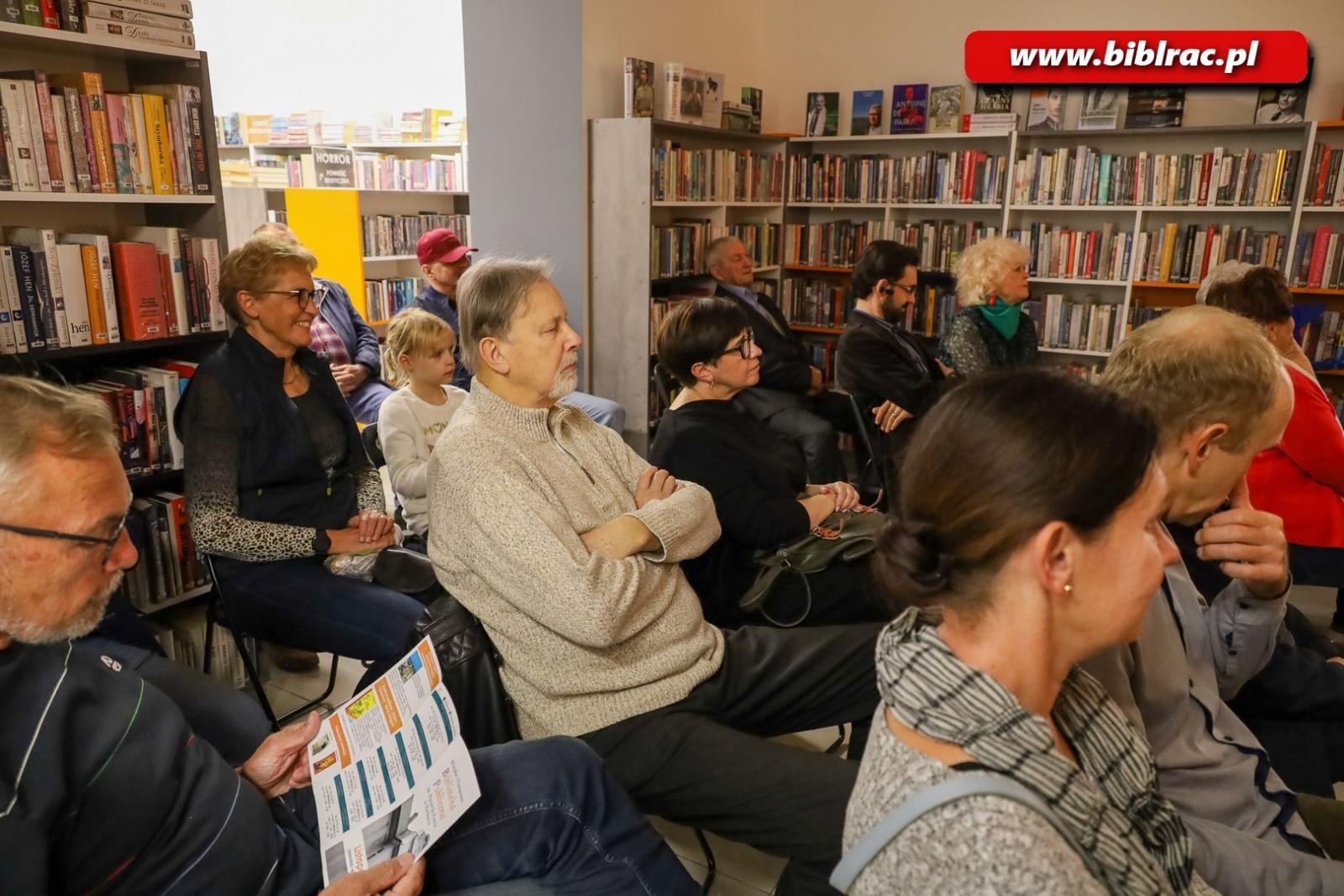 Zdjęcie w galerii na portalu naszraciborz.pl: Odkrywanie osobowości i twórczości Zbigniewa Woźniaka w Bibliotece wiadomości z regionu