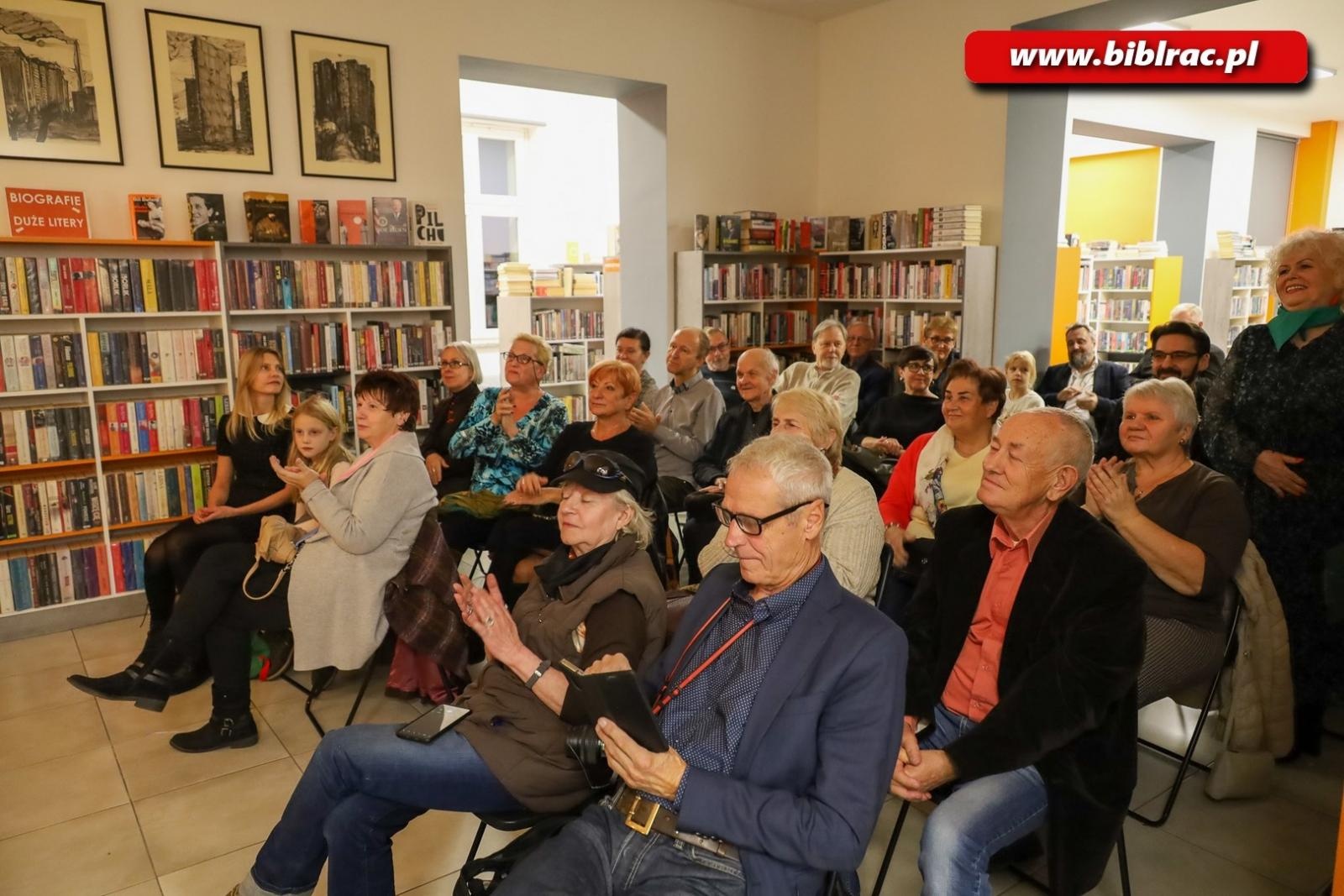 Zdjęcie w galerii na portalu naszraciborz.pl: Odkrywanie osobowości i twórczości Zbigniewa Woźniaka w Bibliotece wiadomości z regionu