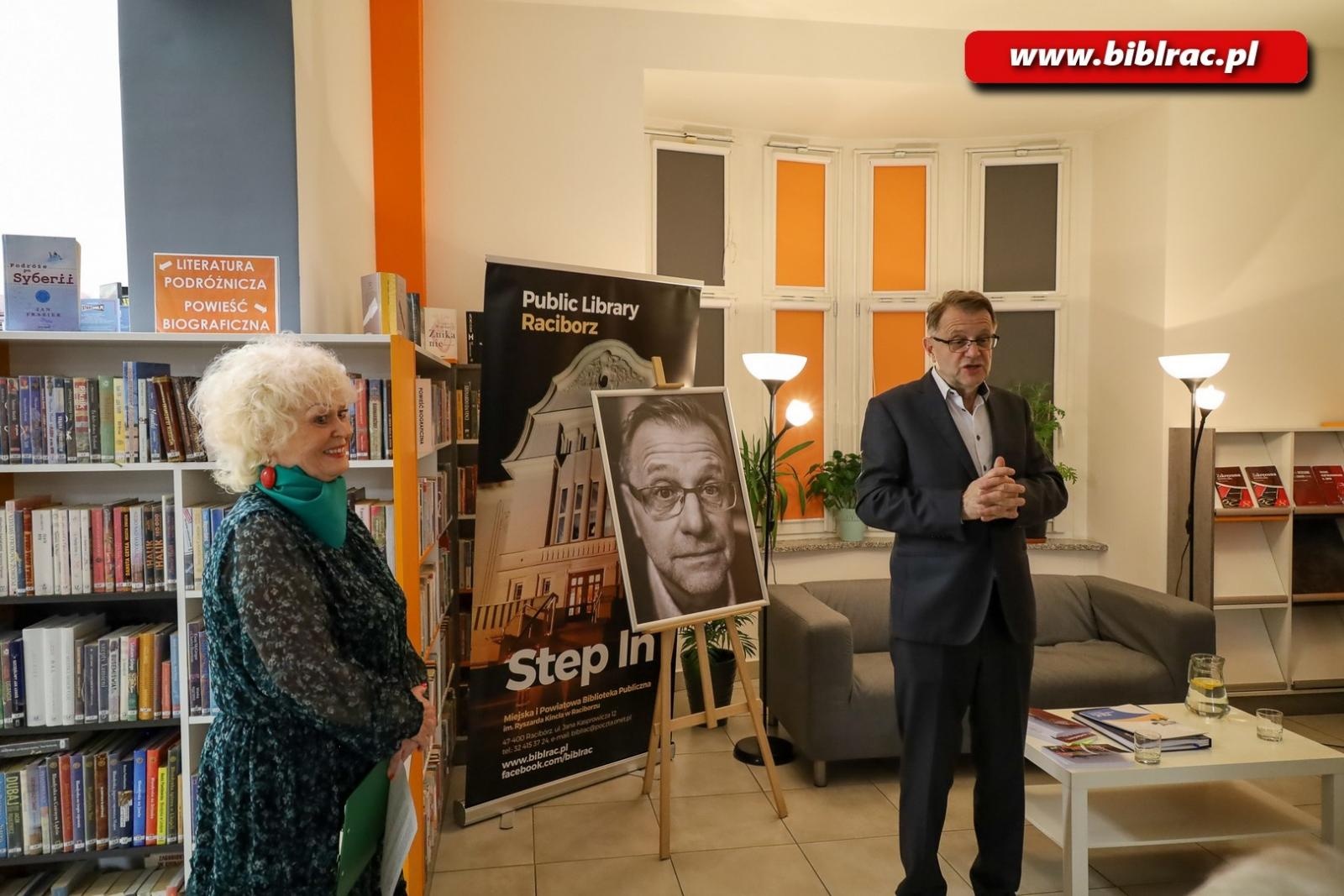 Zdjęcie w galerii na portalu naszraciborz.pl: Odkrywanie osobowości i twórczości Zbigniewa Woźniaka w Bibliotece wiadomości z regionu