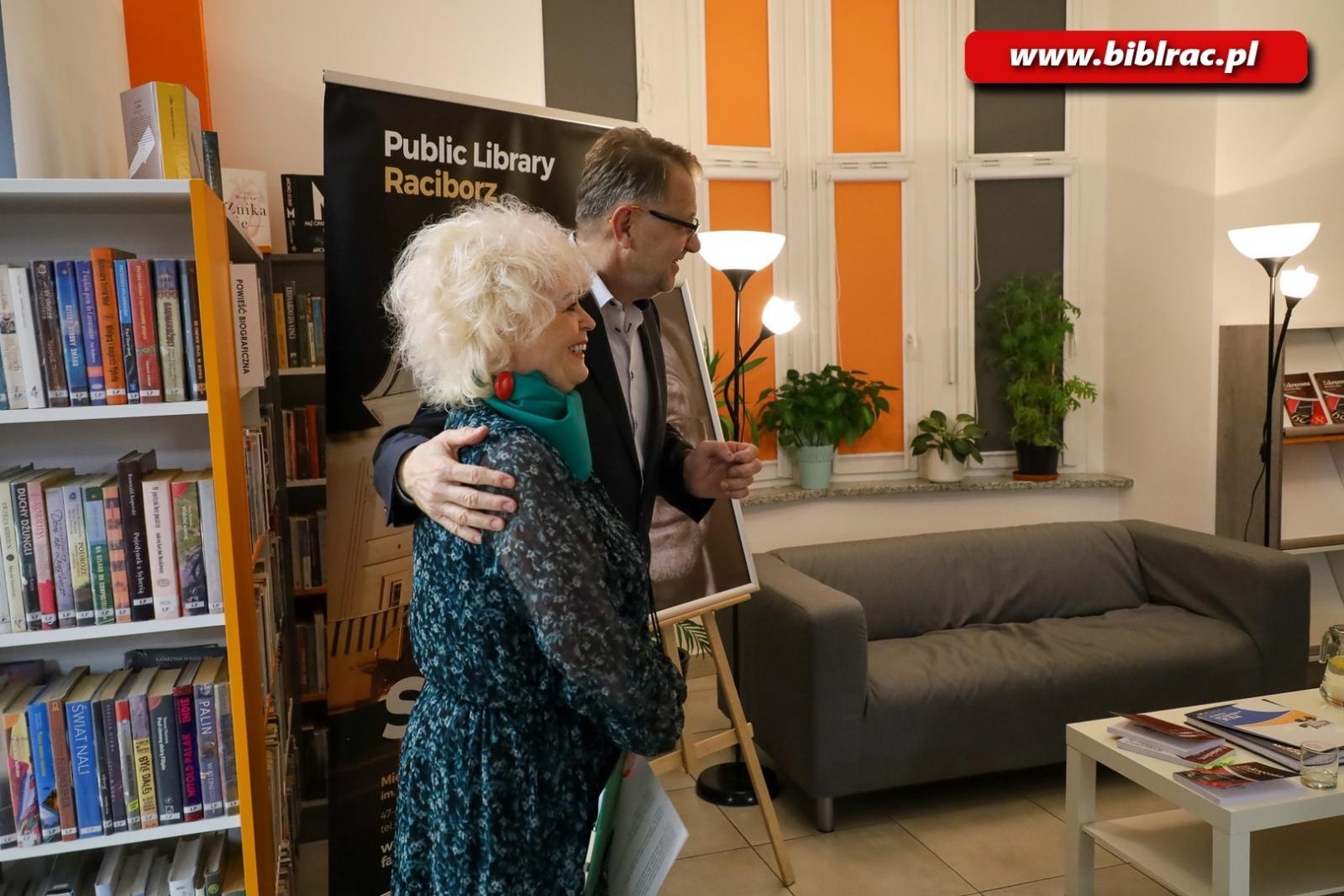 Zdjęcie w galerii na portalu naszraciborz.pl: Odkrywanie osobowości i twórczości Zbigniewa Woźniaka w Bibliotece wiadomości z regionu