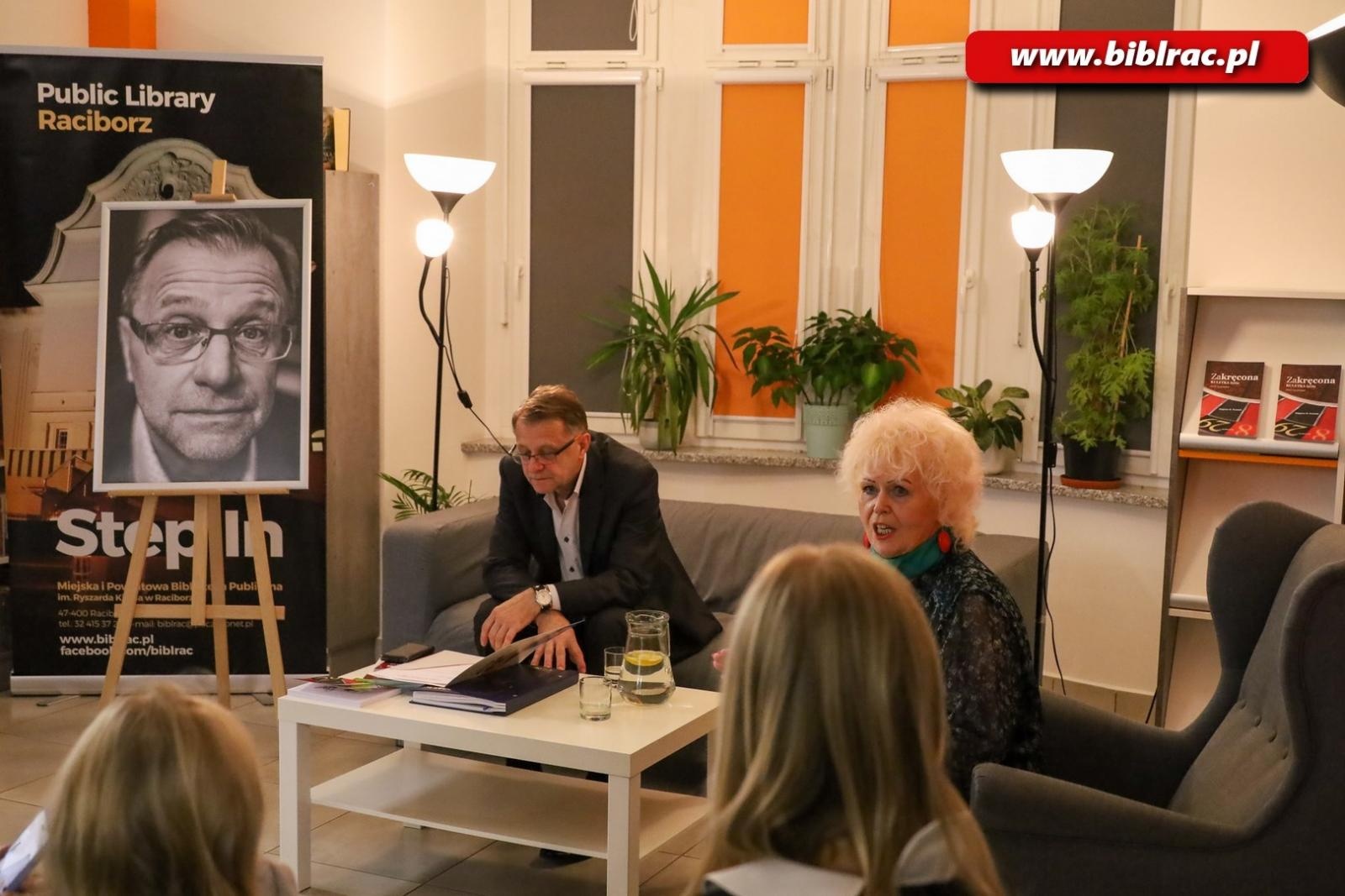 Zdjęcie w galerii na portalu naszraciborz.pl: Odkrywanie osobowości i twórczości Zbigniewa Woźniaka w Bibliotece wiadomości z regionu