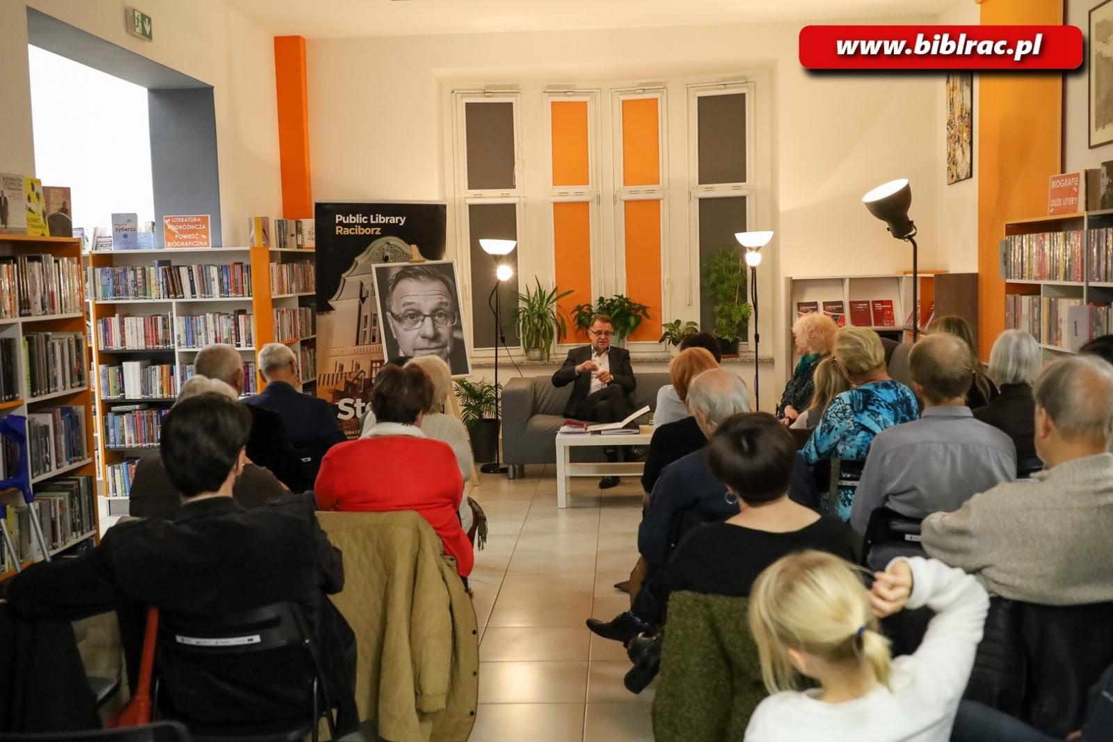 Zdjęcie w galerii na portalu naszraciborz.pl: Odkrywanie osobowości i twórczości Zbigniewa Woźniaka w Bibliotece wiadomości z regionu