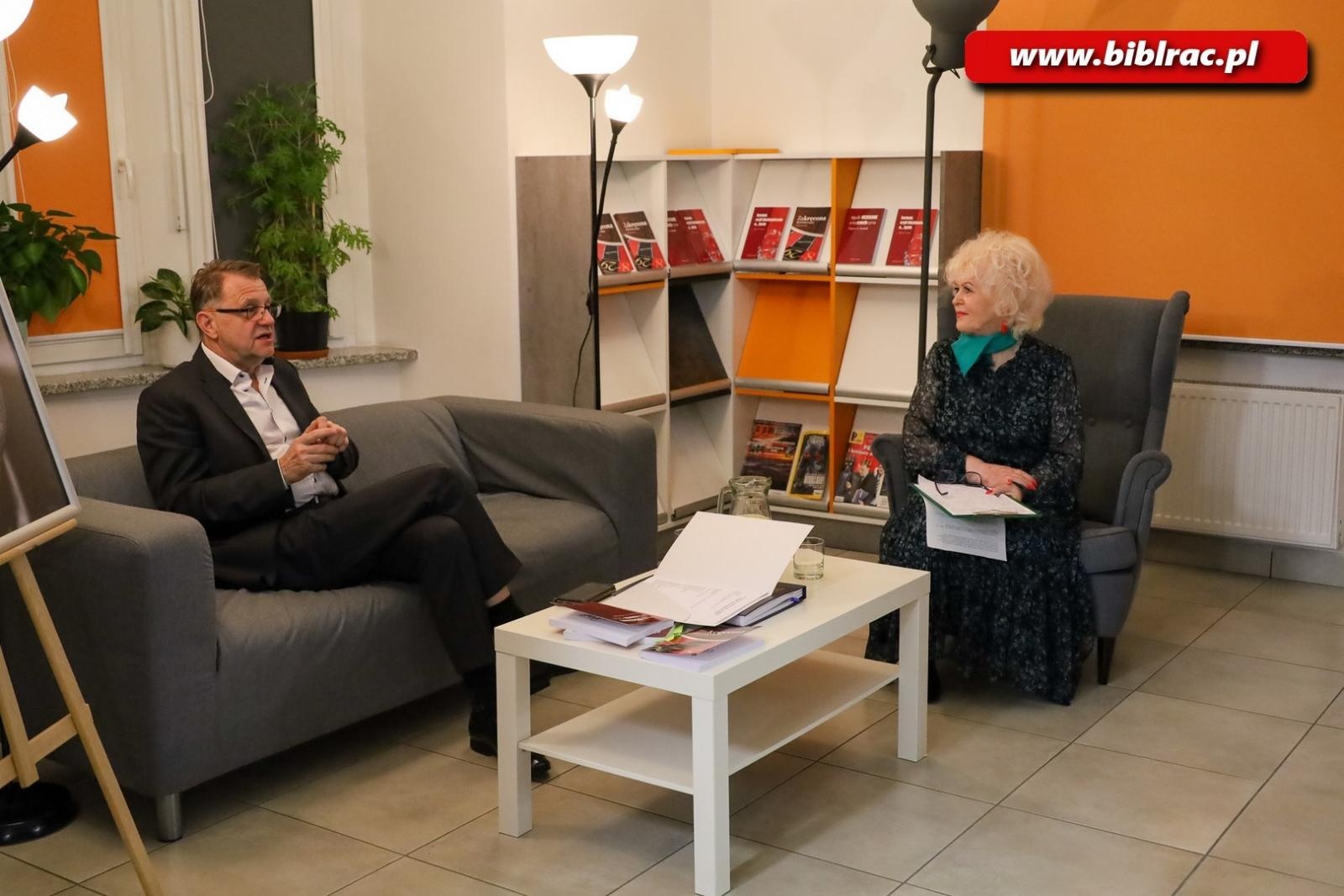 Zdjęcie w galerii na portalu naszraciborz.pl: Odkrywanie osobowości i twórczości Zbigniewa Woźniaka w Bibliotece wiadomości z regionu