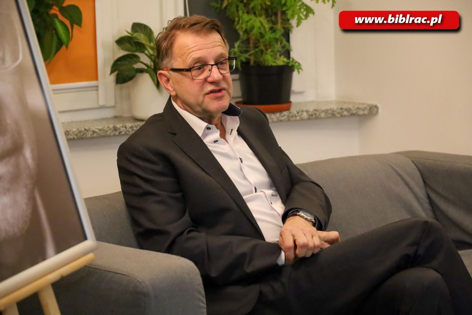 Zdjęcie w galerii na portalu naszraciborz.pl: Odkrywanie osobowości i twórczości Zbigniewa Woźniaka w Bibliotece wiadomości z regionu