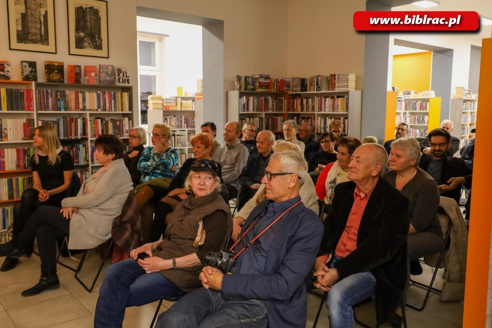 Zdjęcie w galerii na portalu naszraciborz.pl: Odkrywanie osobowości i twórczości Zbigniewa Woźniaka w Bibliotece wiadomości z regionu