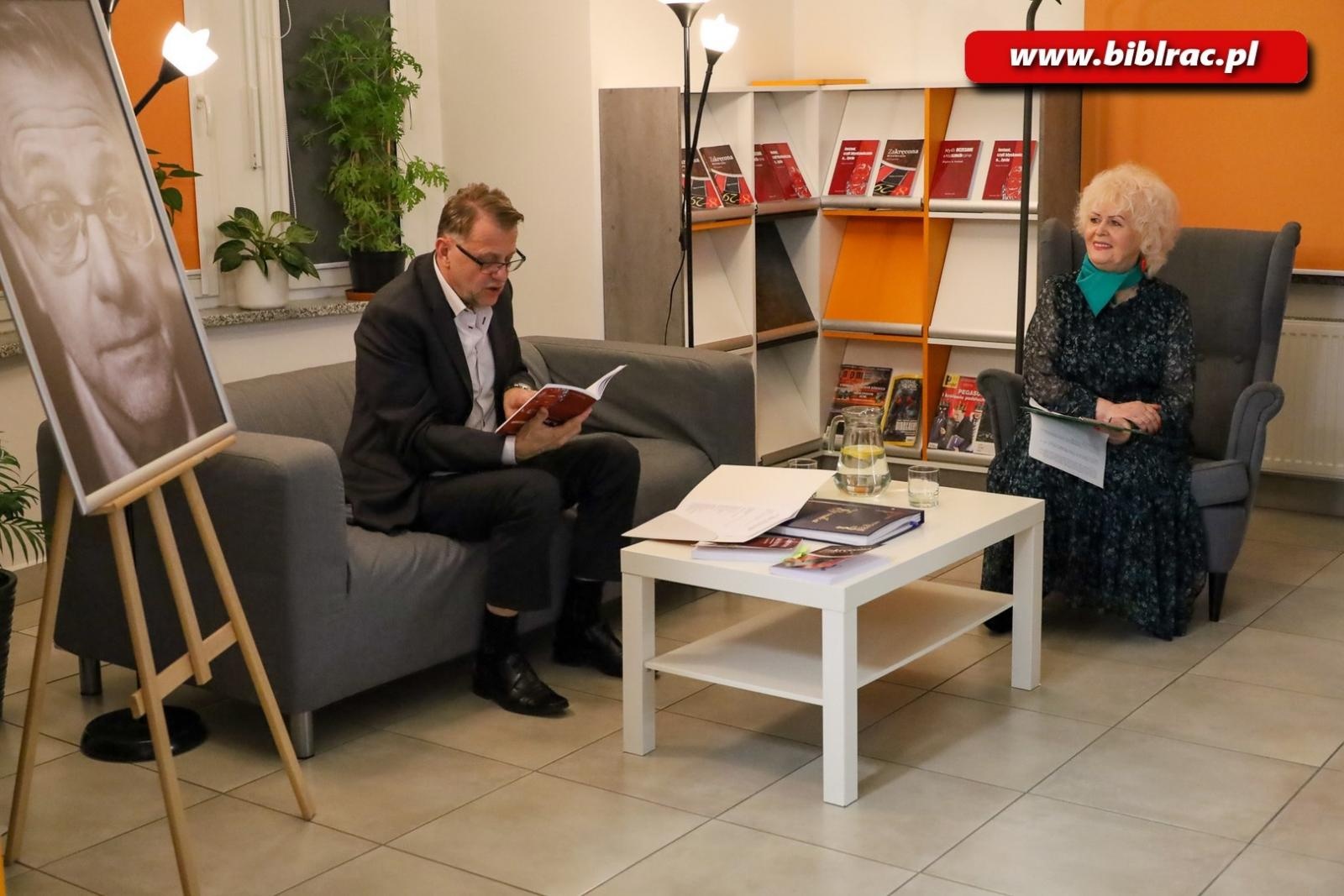 Zdjęcie w galerii na portalu naszraciborz.pl: Odkrywanie osobowości i twórczości Zbigniewa Woźniaka w Bibliotece wiadomości z regionu