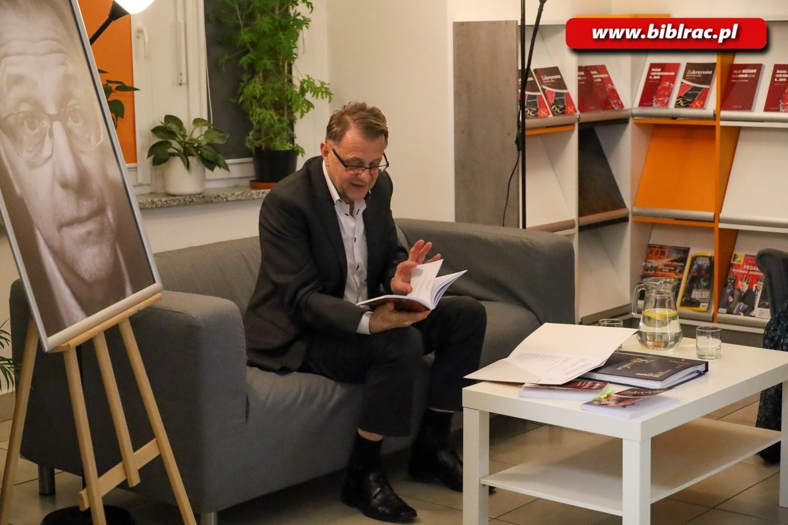 Zdjęcie w galerii na portalu naszraciborz.pl: Odkrywanie osobowości i twórczości Zbigniewa Woźniaka w Bibliotece wiadomości z regionu