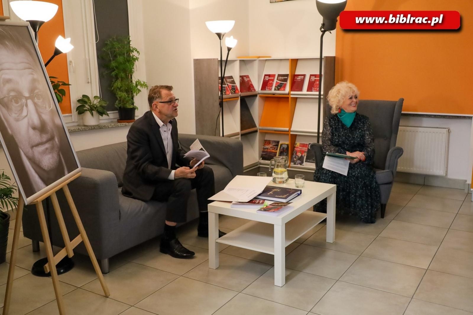 Zdjęcie w galerii na portalu naszraciborz.pl: Odkrywanie osobowości i twórczości Zbigniewa Woźniaka w Bibliotece wiadomości z regionu