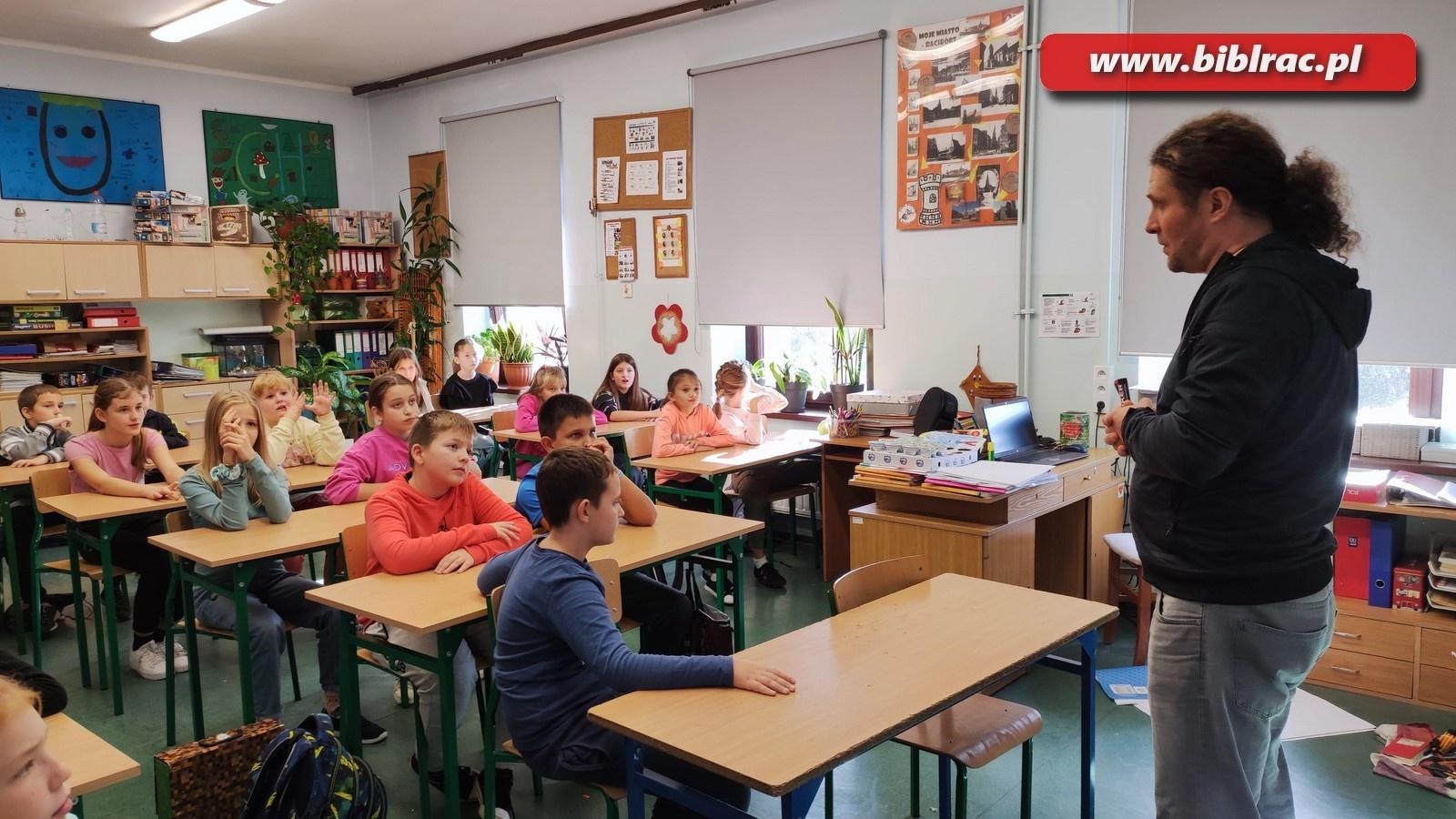 Zdjęcie w galerii na portalu naszraciborz.pl: Pozytywnie zaBOOKowani. Warsztaty tworzenia ilustracji z Szymonem Telukiem [FOTO] wiadomości z regionu