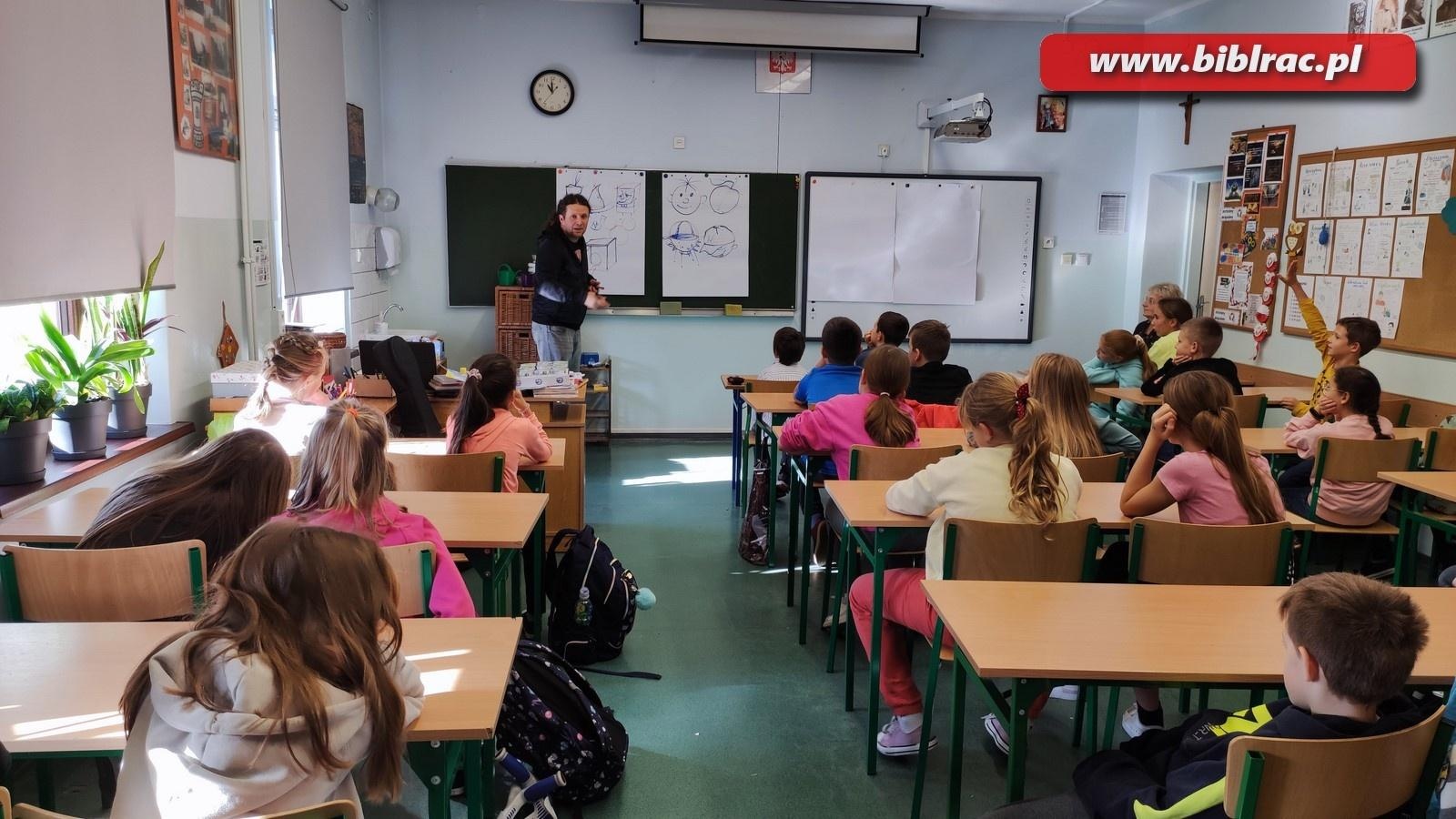 Zdjęcie w galerii na portalu naszraciborz.pl: Pozytywnie zaBOOKowani. Warsztaty tworzenia ilustracji z Szymonem Telukiem [FOTO] wiadomości z regionu