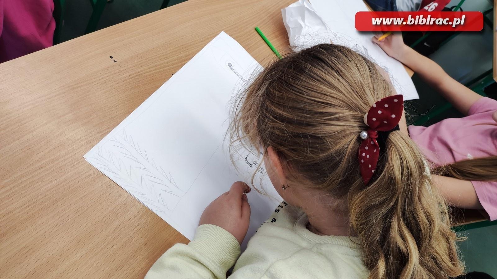 Zdjęcie w galerii na portalu naszraciborz.pl: Pozytywnie zaBOOKowani. Warsztaty tworzenia ilustracji z Szymonem Telukiem [FOTO] wiadomości z regionu