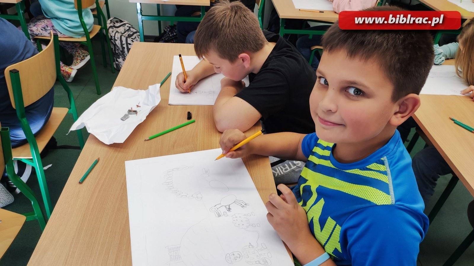 Zdjęcie w galerii na portalu naszraciborz.pl: Pozytywnie zaBOOKowani. Warsztaty tworzenia ilustracji z Szymonem Telukiem [FOTO] wiadomości z regionu