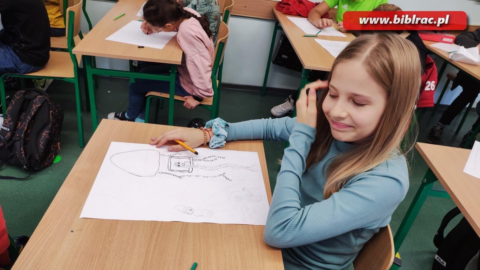 Zdjęcie w galerii na portalu naszraciborz.pl: Pozytywnie zaBOOKowani. Warsztaty tworzenia ilustracji z Szymonem Telukiem [FOTO] wiadomości z regionu