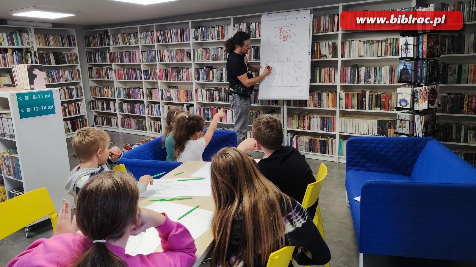 Zdjęcie w galerii na portalu naszraciborz.pl: Pozytywnie zaBOOKowani. Warsztaty tworzenia ilustracji z Szymonem Telukiem [FOTO] wiadomości z regionu