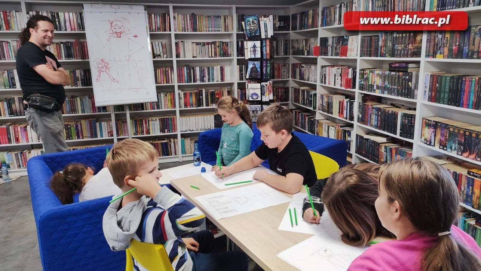 Zdjęcie w galerii na portalu naszraciborz.pl: Pozytywnie zaBOOKowani. Warsztaty tworzenia ilustracji z Szymonem Telukiem [FOTO] wiadomości z regionu