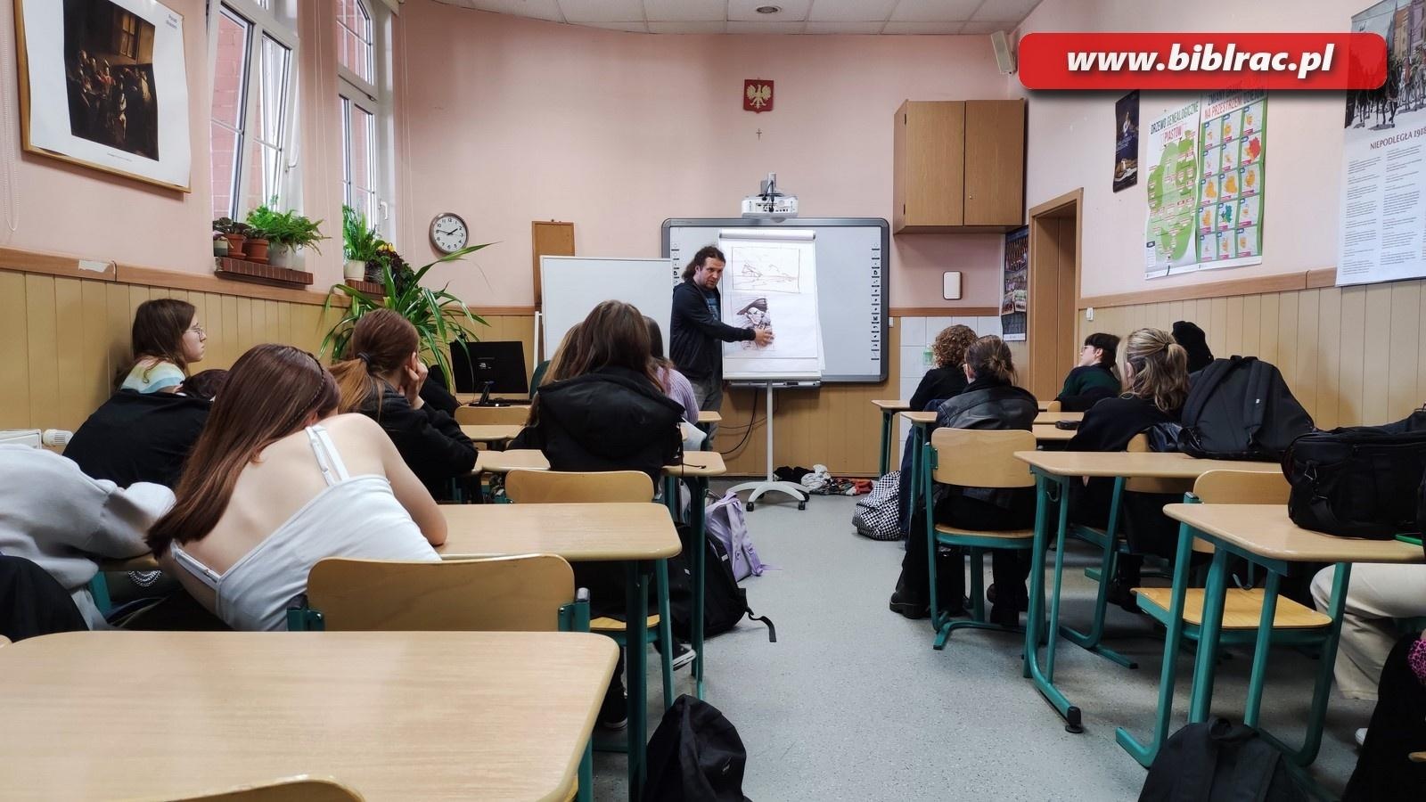 Zdjęcie w galerii na portalu naszraciborz.pl: Pozytywnie zaBOOKowani. Warsztaty tworzenia ilustracji z Szymonem Telukiem [FOTO] wiadomości z regionu