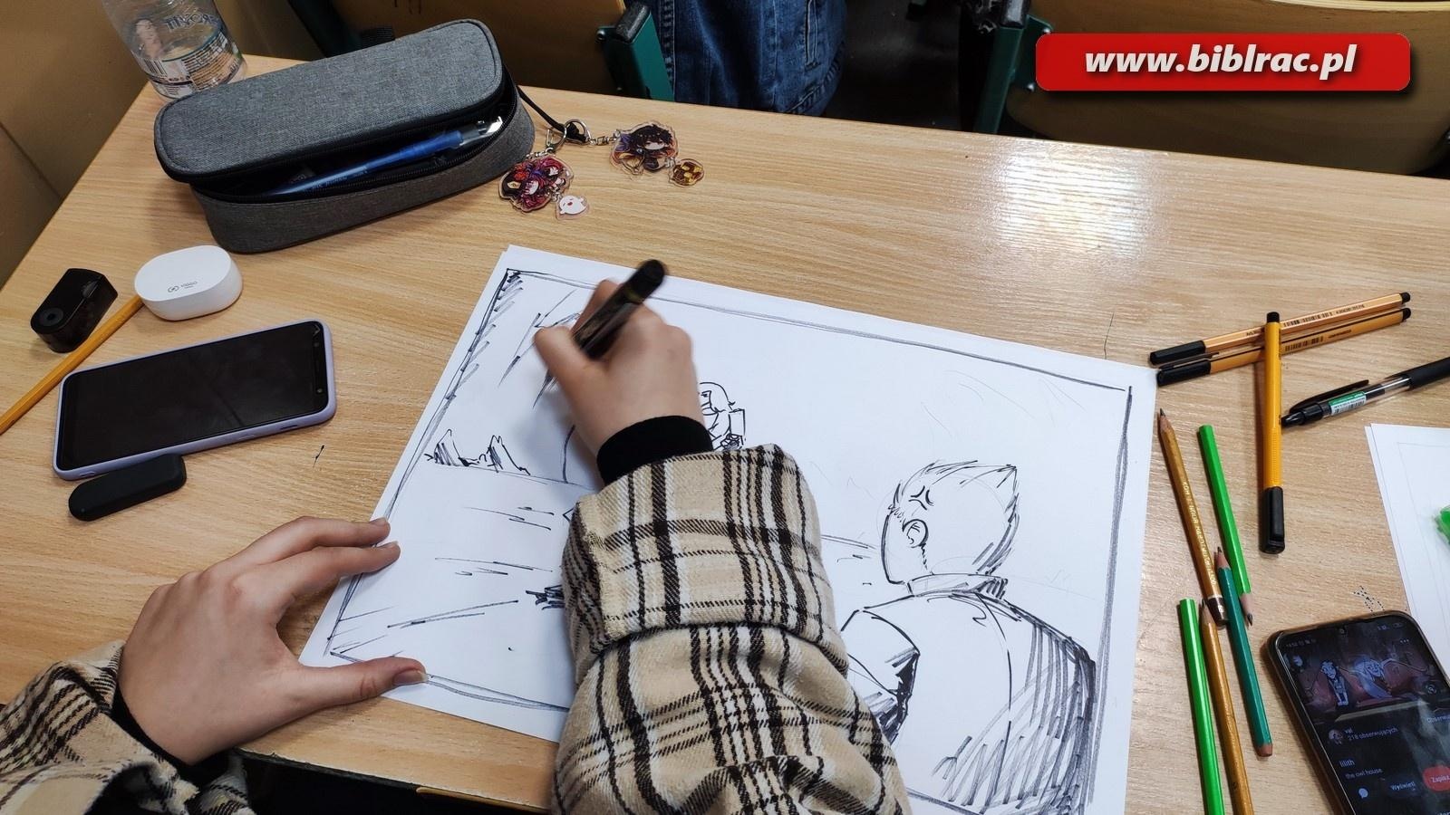 Zdjęcie w galerii na portalu naszraciborz.pl: Pozytywnie zaBOOKowani. Warsztaty tworzenia ilustracji z Szymonem Telukiem [FOTO] wiadomości z regionu