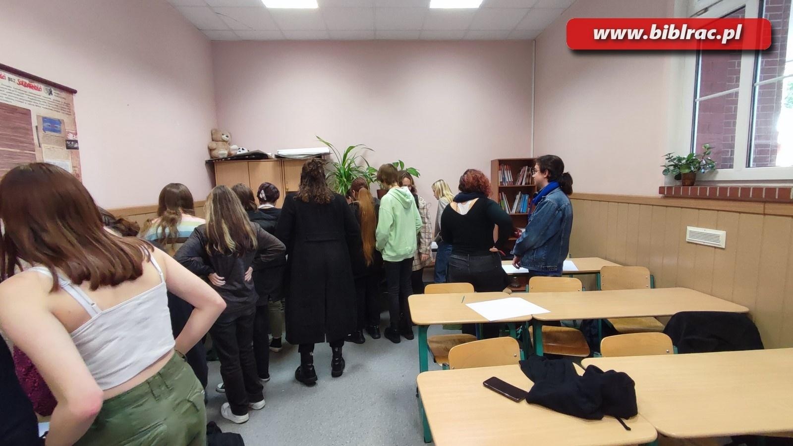 Zdjęcie w galerii na portalu naszraciborz.pl: Pozytywnie zaBOOKowani. Warsztaty tworzenia ilustracji z Szymonem Telukiem [FOTO] wiadomości z regionu