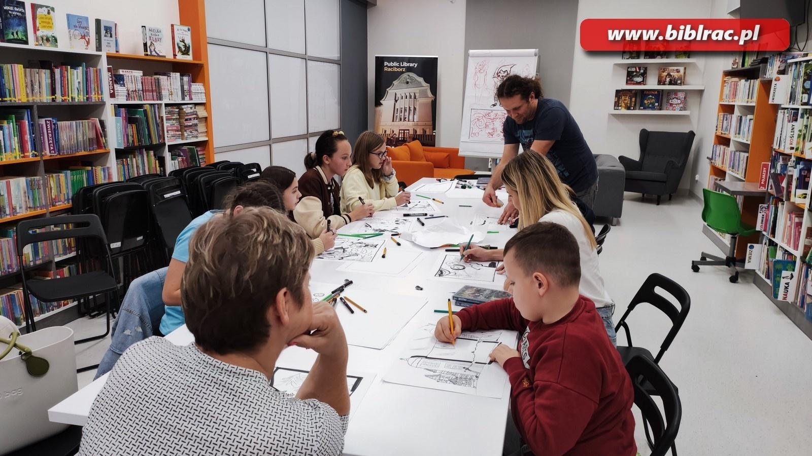 Zdjęcie w galerii na portalu naszraciborz.pl: Pozytywnie zaBOOKowani. Warsztaty tworzenia ilustracji z Szymonem Telukiem [FOTO] wiadomości z regionu