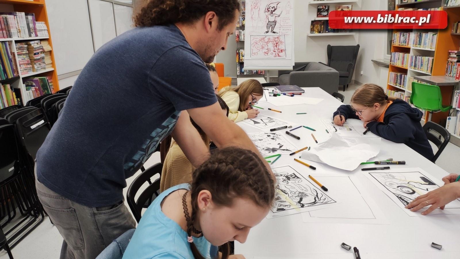 Zdjęcie w galerii na portalu naszraciborz.pl: Pozytywnie zaBOOKowani. Warsztaty tworzenia ilustracji z Szymonem Telukiem [FOTO] wiadomości z regionu