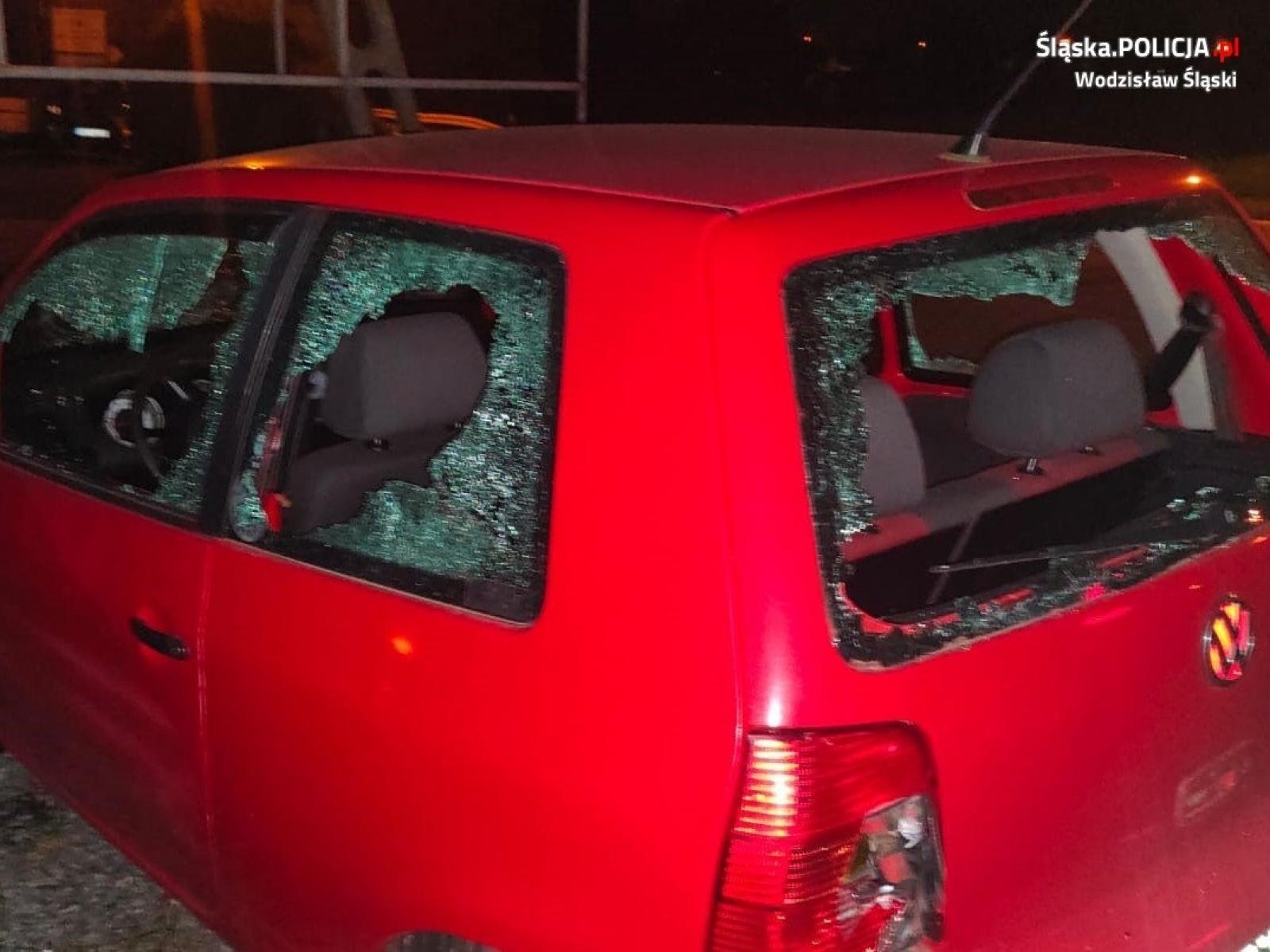 Zdjęcie w galerii na portalu naszraciborz.pl: Raciborzanin młotem demolował auta. Bronił honoru partnerki! wiadomości z regionu