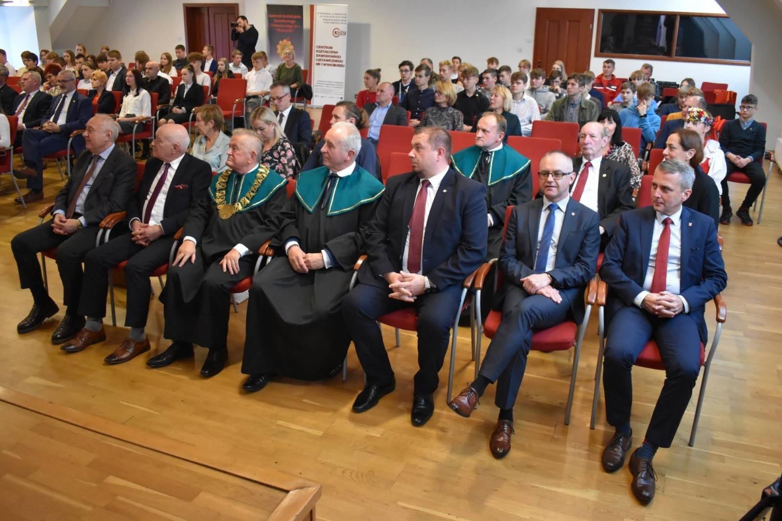 Zdjęcie w galerii na portalu naszraciborz.pl: Uroczyste pasowanie na ucznia zawodu rzemieślniczego wiadomości z regionu