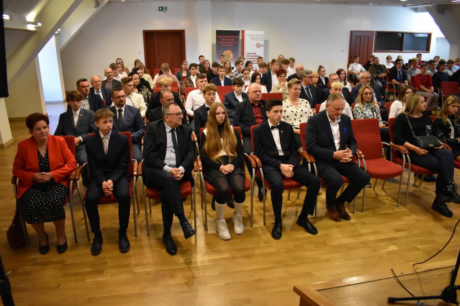 Zdjęcie w galerii na portalu naszraciborz.pl: Uroczyste pasowanie na ucznia zawodu rzemieślniczego wiadomości z regionu