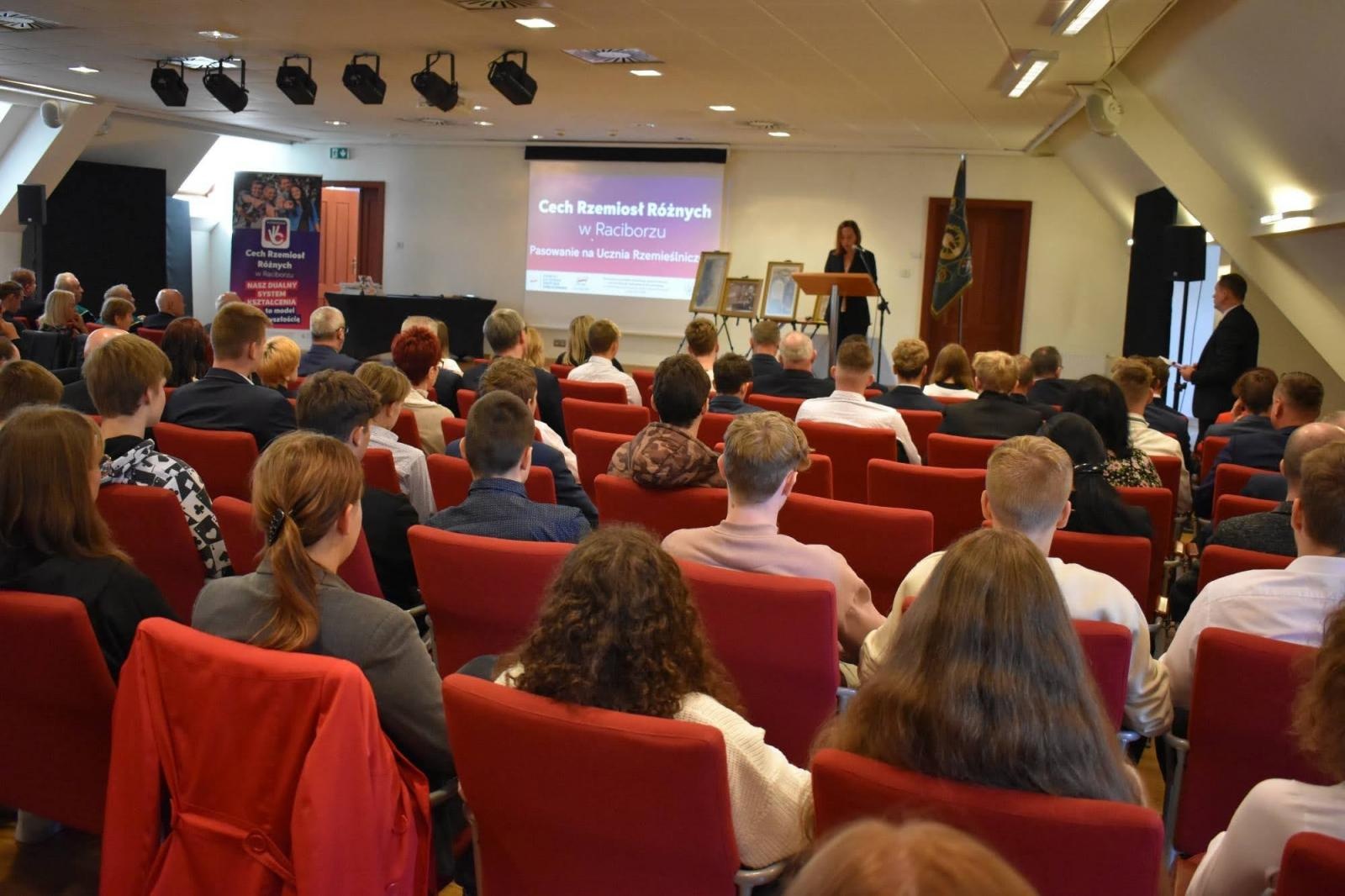 Zdjęcie w galerii na portalu naszraciborz.pl: Uroczyste pasowanie na ucznia zawodu rzemieślniczego wiadomości z regionu