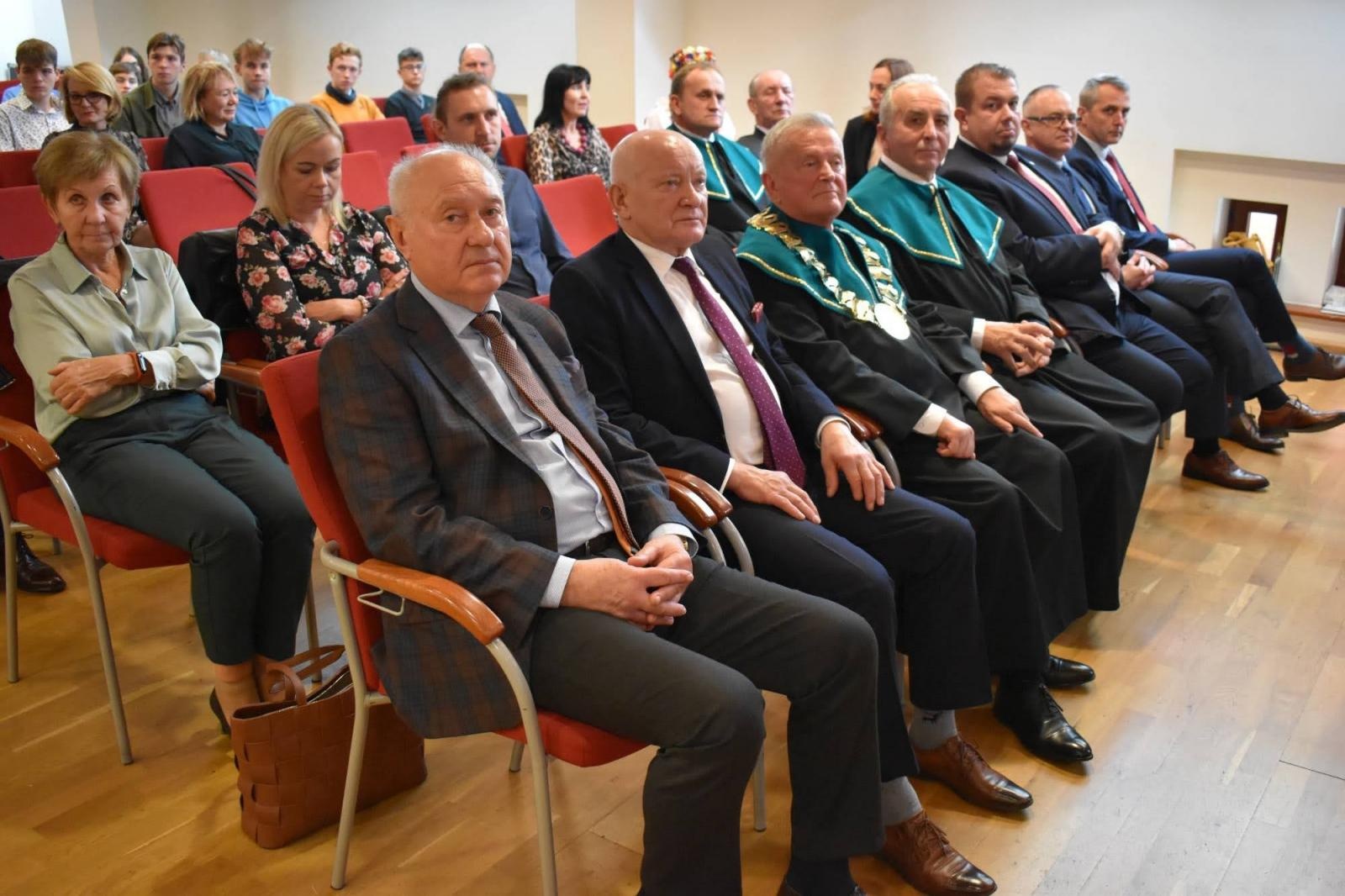 Zdjęcie w galerii na portalu naszraciborz.pl: Uroczyste pasowanie na ucznia zawodu rzemieślniczego wiadomości z regionu