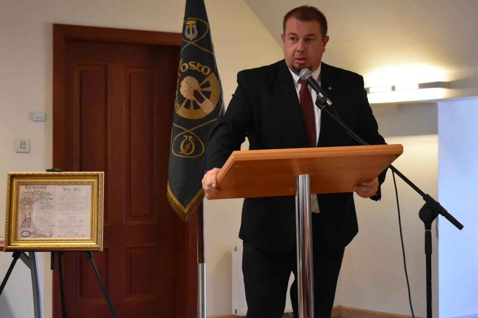 Zdjęcie w galerii na portalu naszraciborz.pl: Uroczyste pasowanie na ucznia zawodu rzemieślniczego wiadomości z regionu