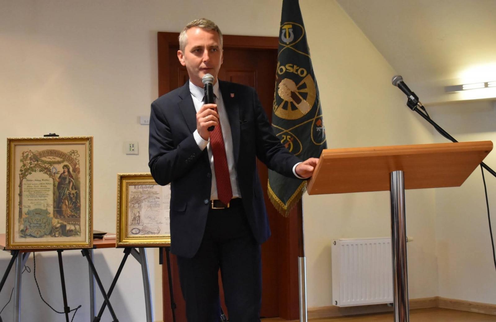 Zdjęcie w galerii na portalu naszraciborz.pl: Uroczyste pasowanie na ucznia zawodu rzemieślniczego wiadomości z regionu