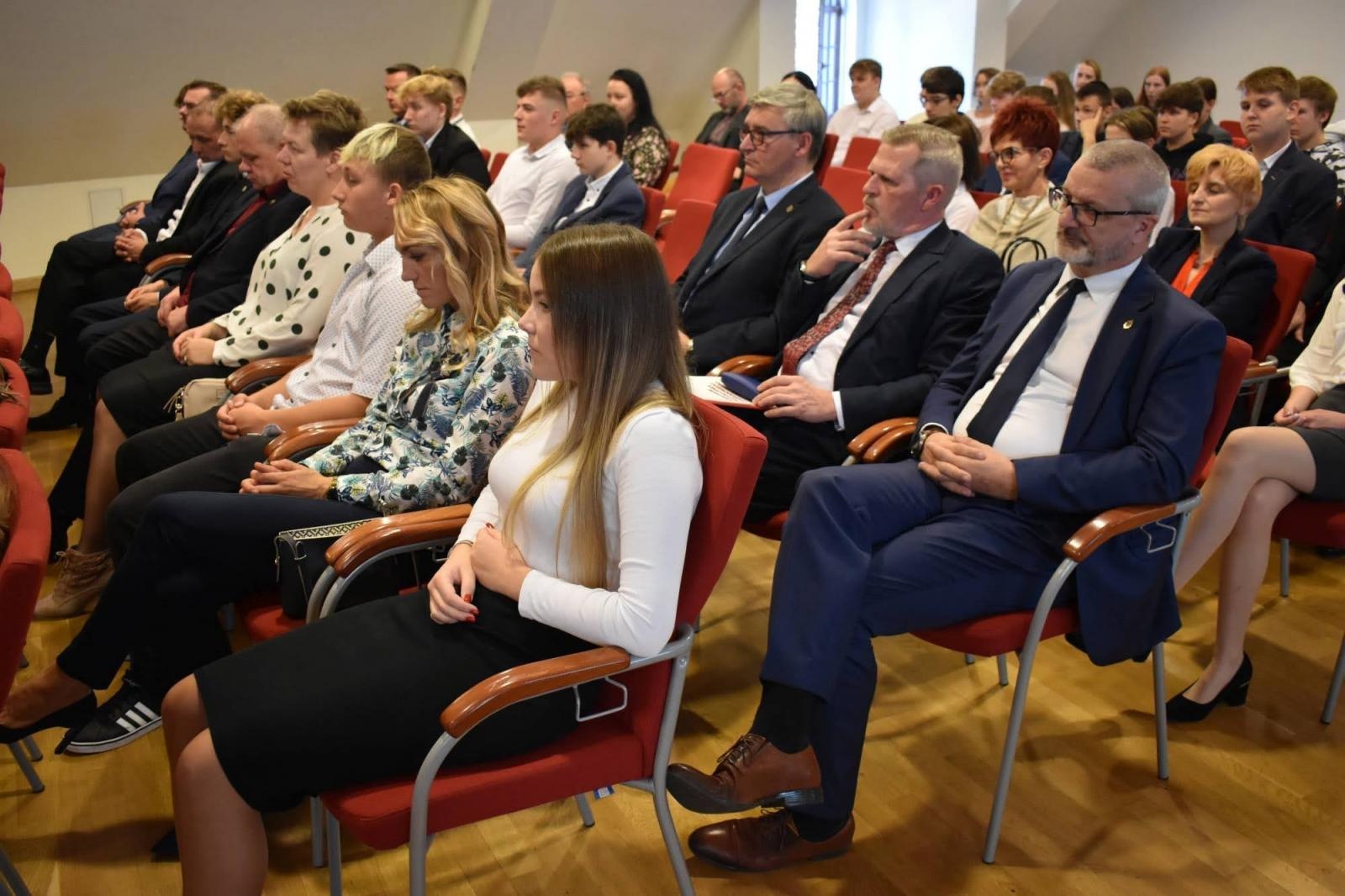 Zdjęcie w galerii na portalu naszraciborz.pl: Uroczyste pasowanie na ucznia zawodu rzemieślniczego wiadomości z regionu