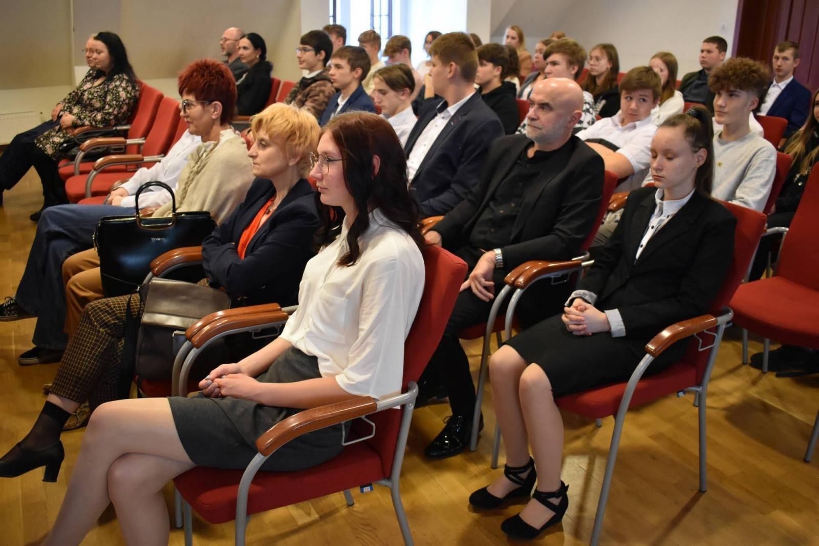 Zdjęcie w galerii na portalu naszraciborz.pl: Uroczyste pasowanie na ucznia zawodu rzemieślniczego wiadomości z regionu