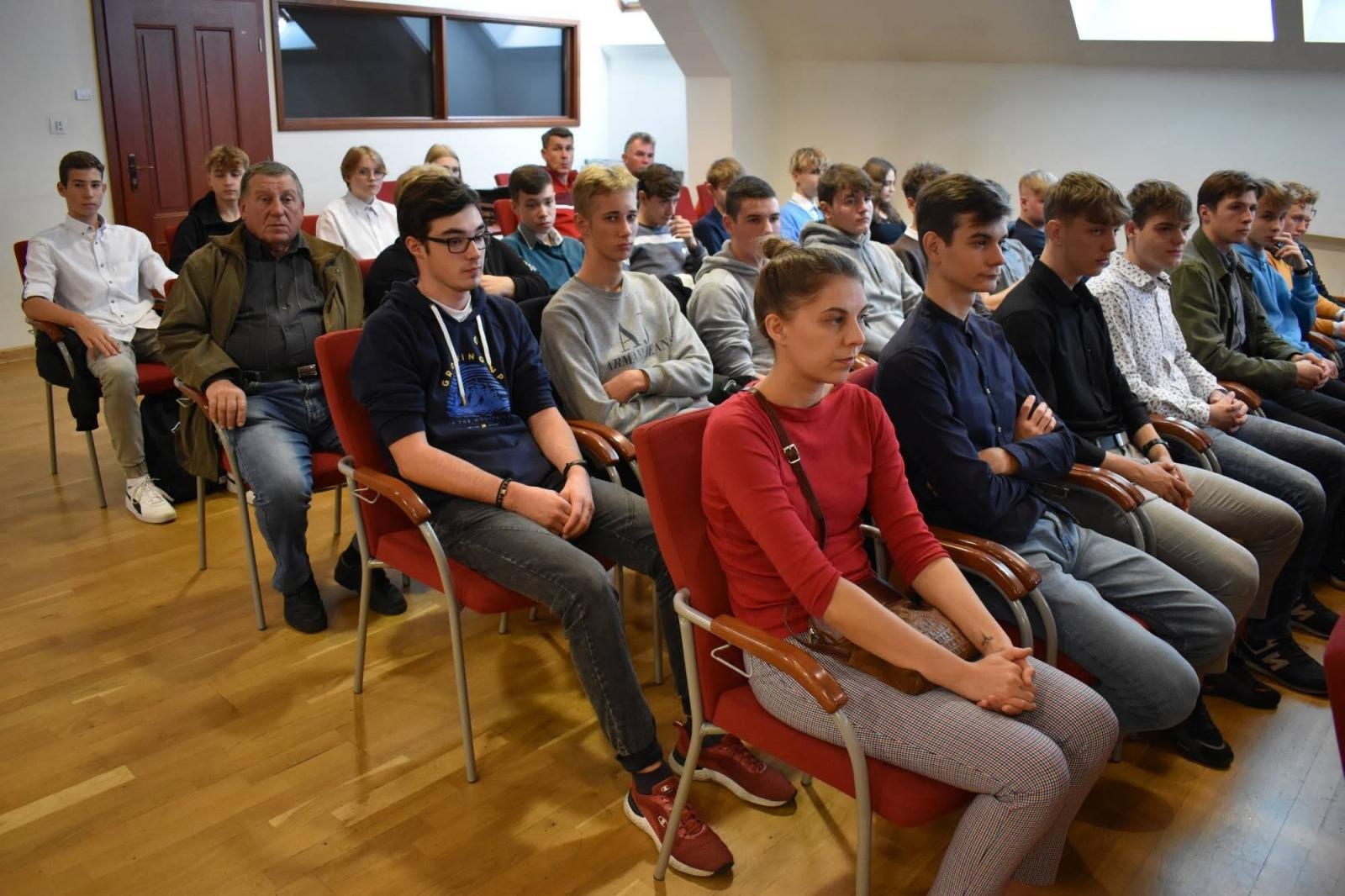 Zdjęcie w galerii na portalu naszraciborz.pl: Uroczyste pasowanie na ucznia zawodu rzemieślniczego wiadomości z regionu