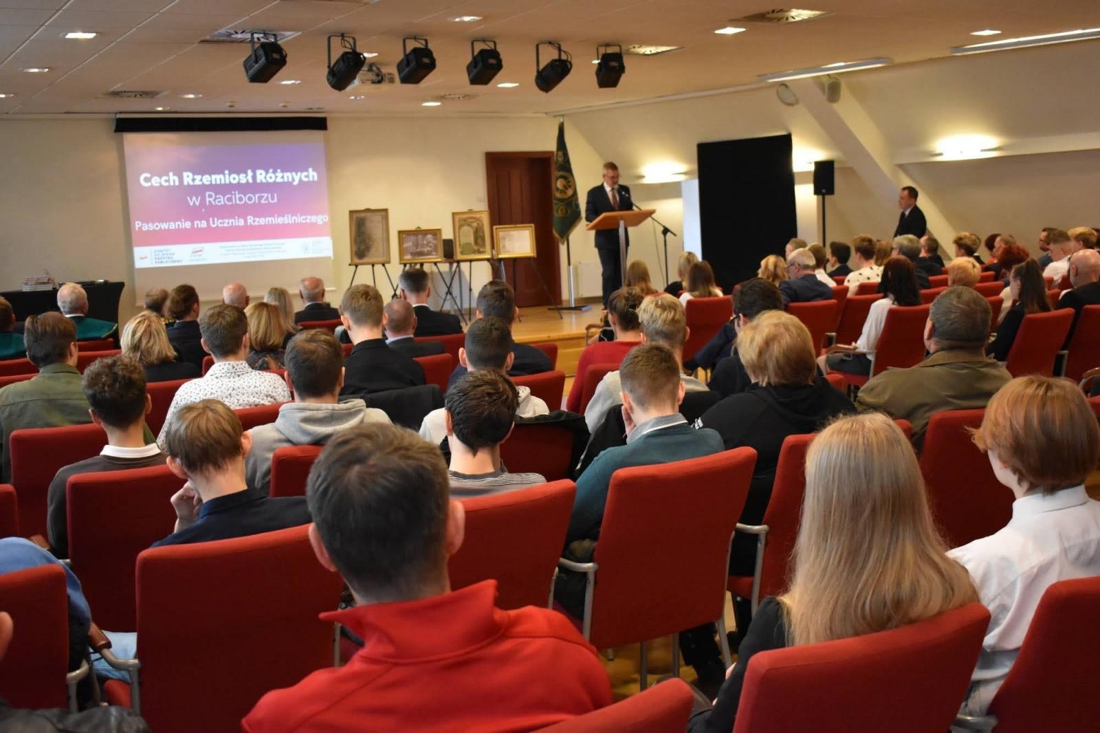 Zdjęcie w galerii na portalu naszraciborz.pl: Uroczyste pasowanie na ucznia zawodu rzemieślniczego wiadomości z regionu